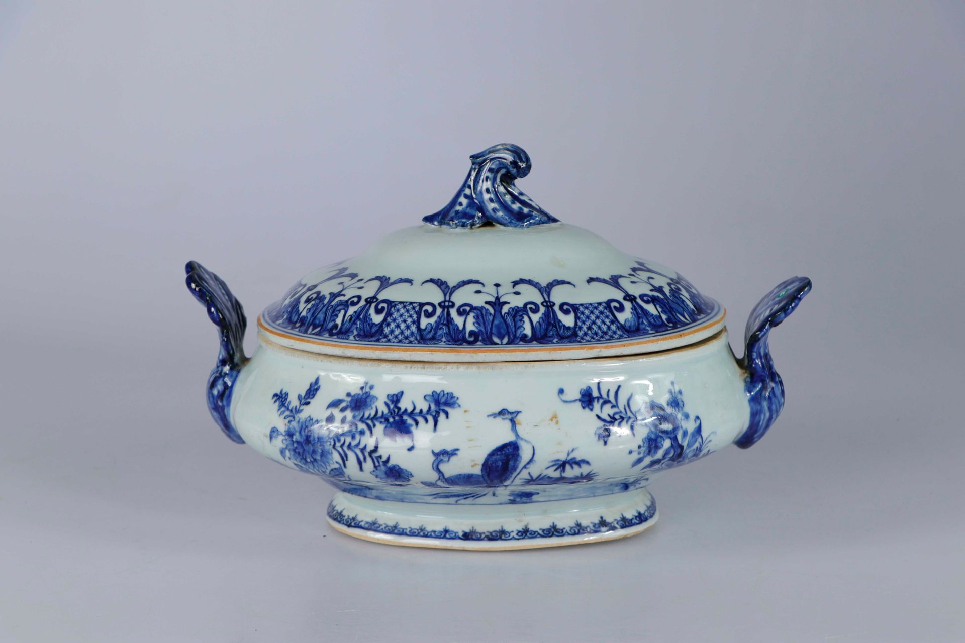 Null 中国，印度公司，18世纪。青白瓷盖碗，装饰有山水鸟类。高：23；宽：36；深：25厘米（非常轻微的缺口和小的烧制缺陷）