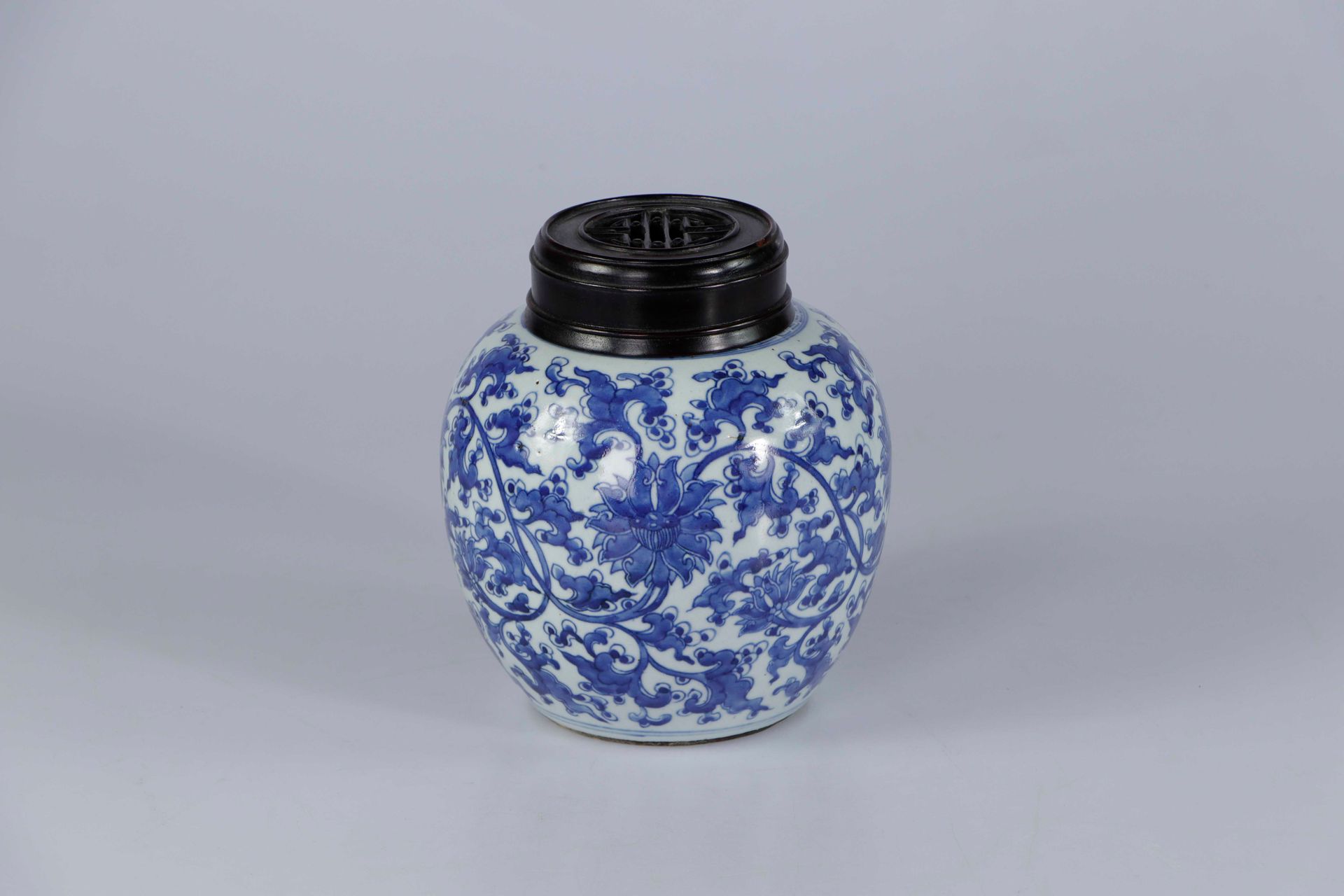 Null CHINA, Kangxi-Zeitalter. Eiförmiger Ingwertopf aus Porzellan mit einem Rank&hellip;