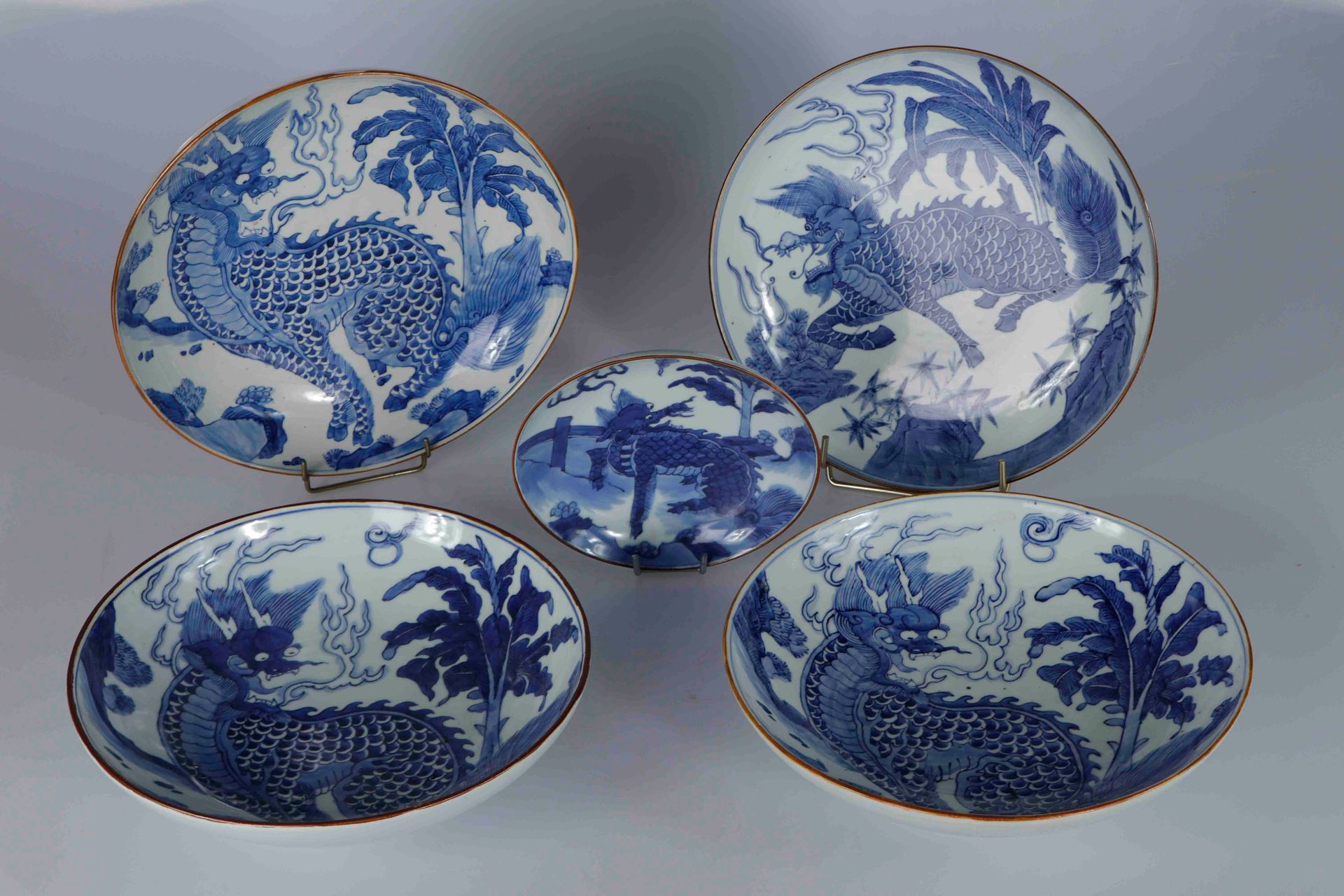 Null (5) CHINE, XVIIe et XIXe siècles. Ensemble de cinq plats en porcelaine. De &hellip;
