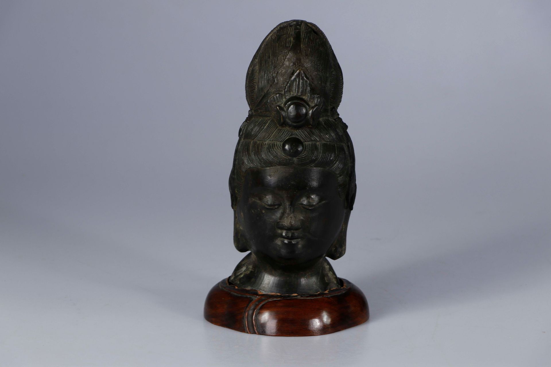 Null CHINA, Ming style, 19th century. Head of Guanyin in bronze, depicted with a&hellip;