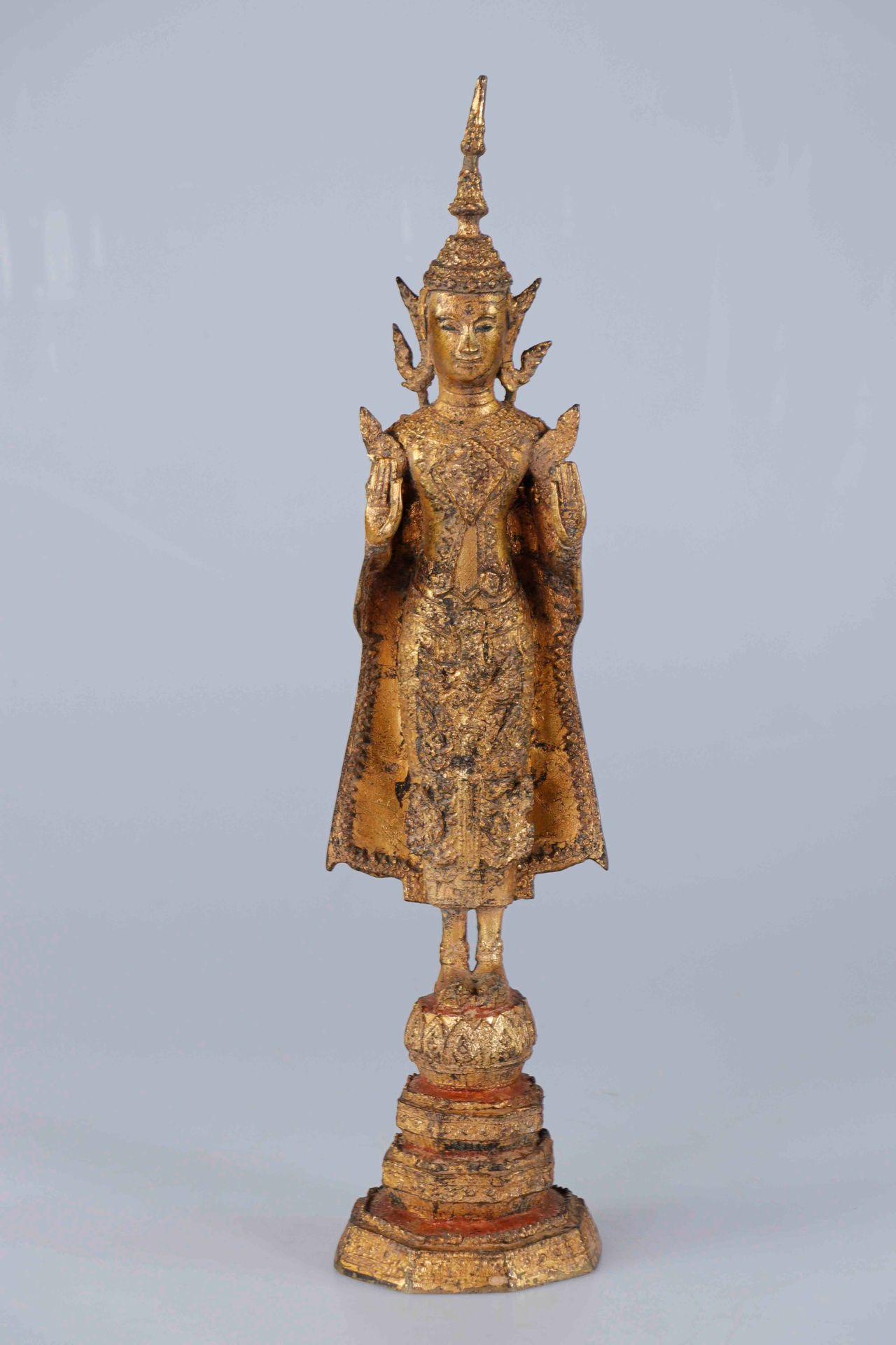 Null SIAM，Rattanakosin时期，19世纪。黑漆和镀金的青铜主题，表现了装饰的佛陀站在高高的四层底座上，双手作abhaya-mudra，没有恐惧&hellip;