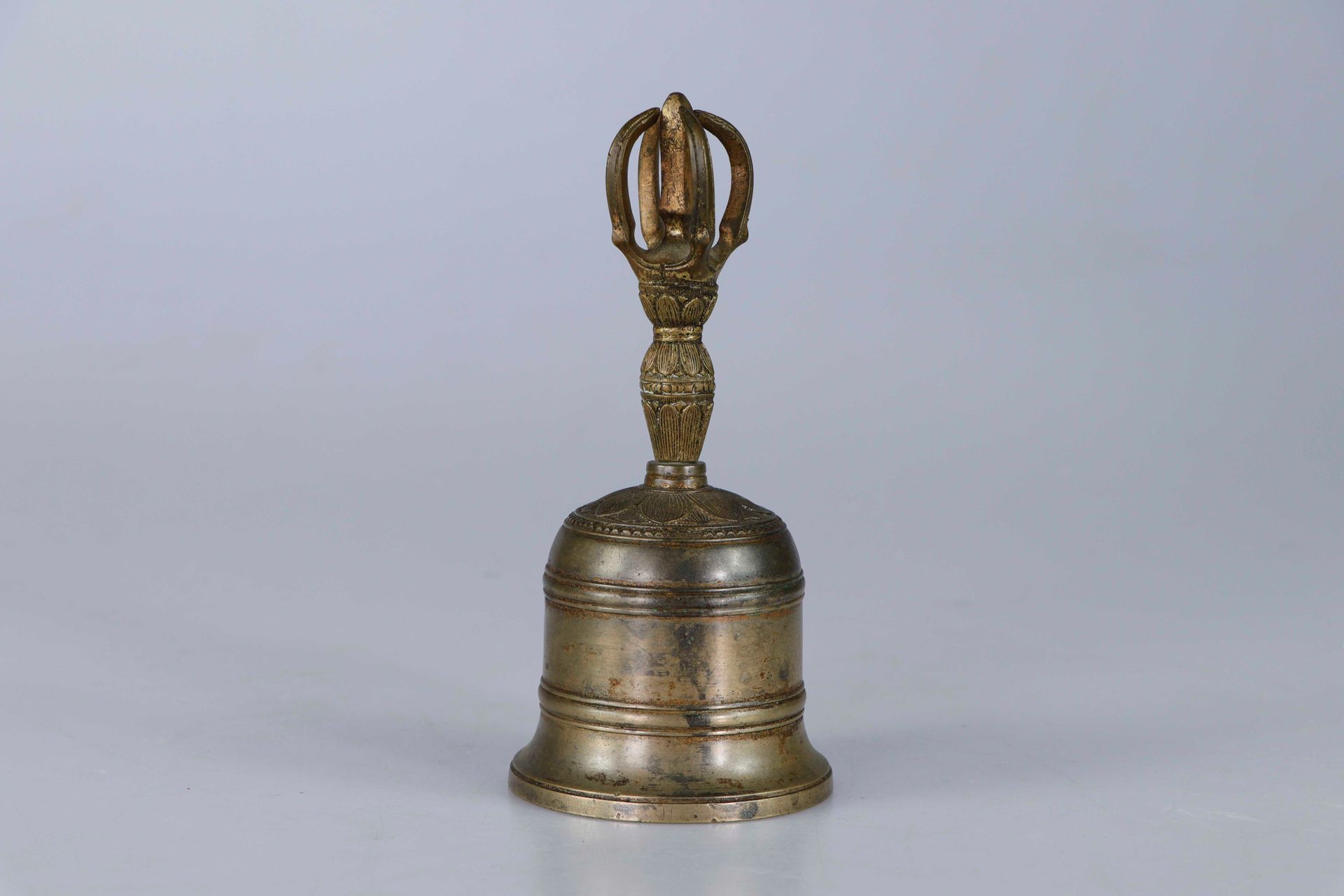 Null TIBET, XXe siècle. Cloche rituelle, Ghanta, en alliage de bronze. H : 16 cm