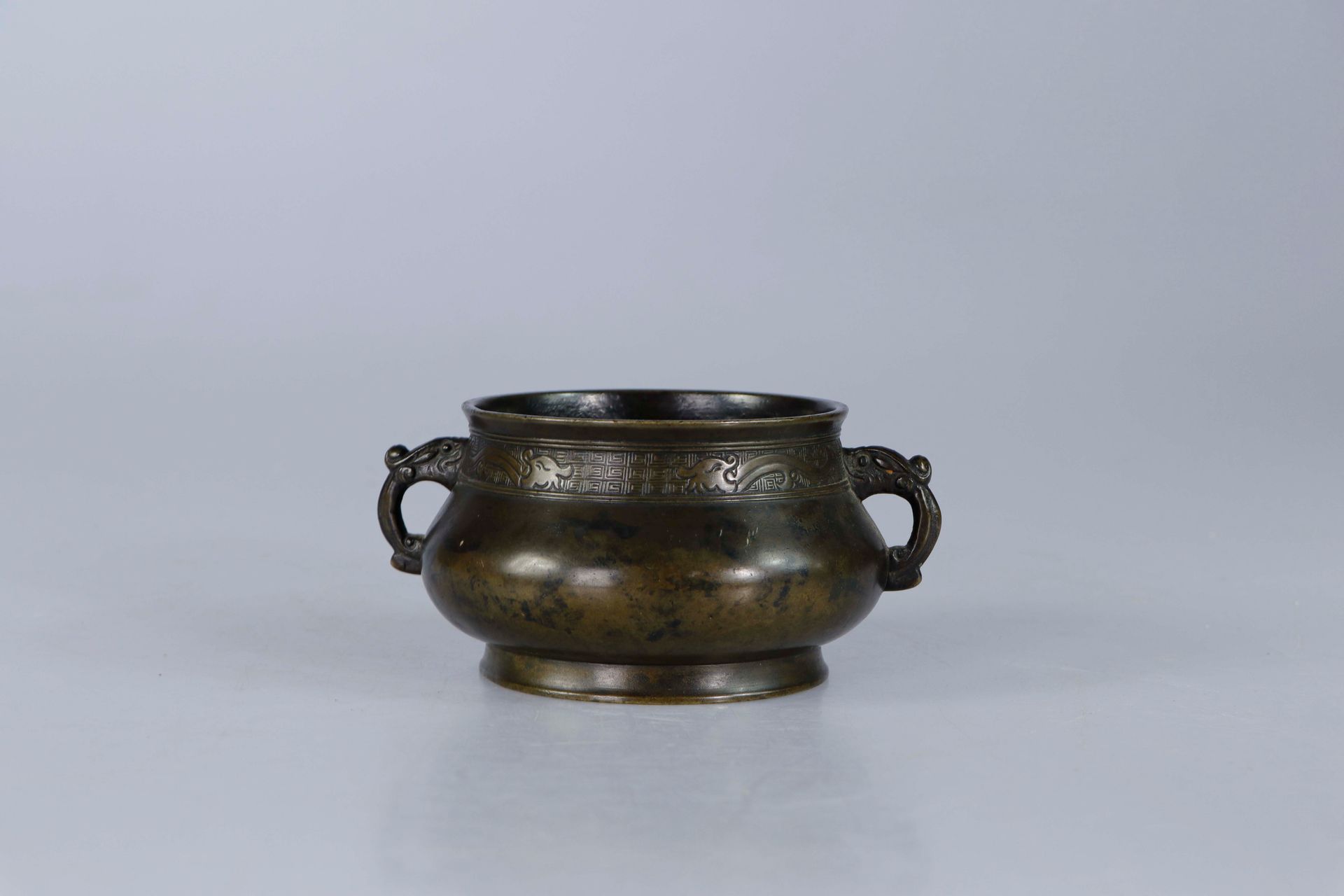 Null CHINE, XVIIe siècle. Brûle-parfum de forme "gui" en bronze à patine brune, &hellip;