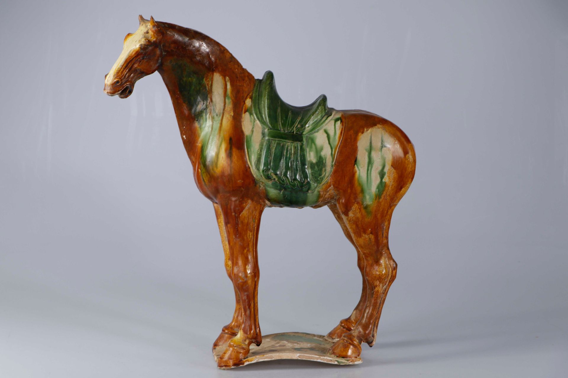 Null CHINA, Tang period. Important statuette of a horse in terracotta with sanca&hellip;