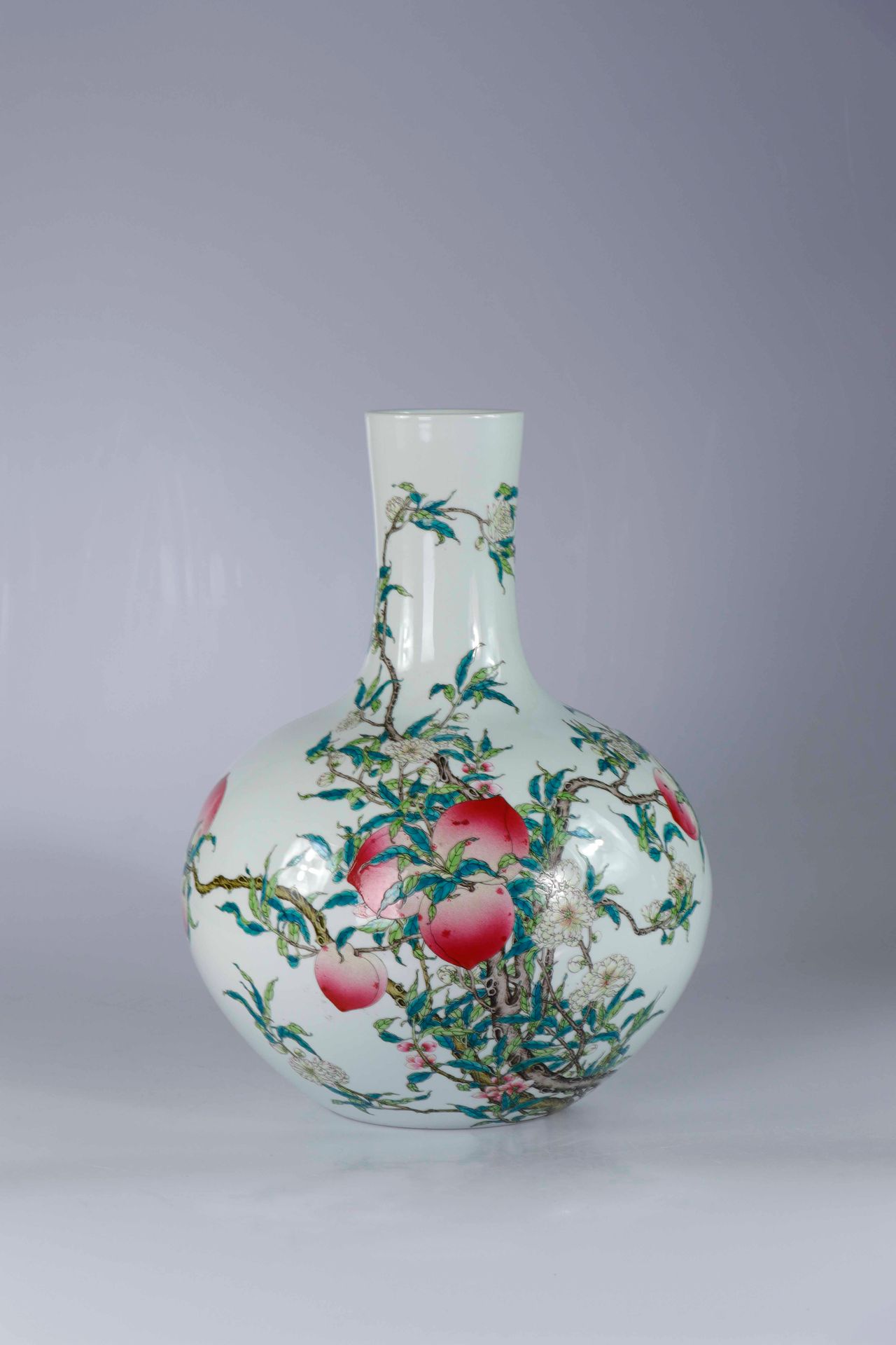 Null CHINE, Période Guangxu ou République. Important vase de forme tianqiuping e&hellip;