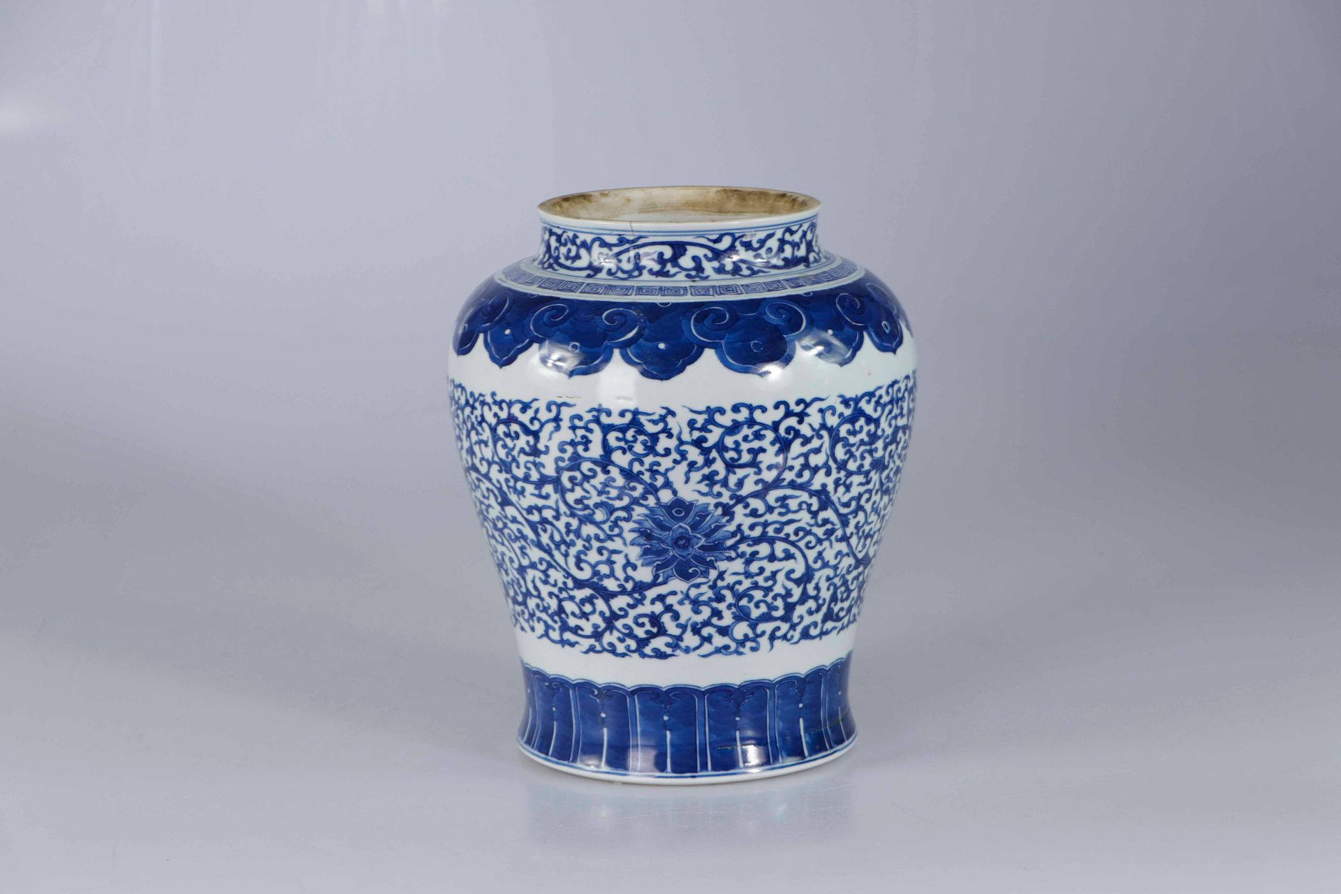 Null CHINA, siglo XVIII. Jarra de porcelana de base curva, cuerpo redondeado y h&hellip;