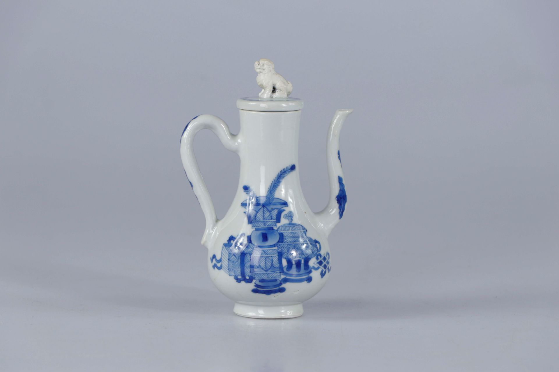 Null CHINA, Kangxi period. Small porcelain jug. The globular body and straight n&hellip;