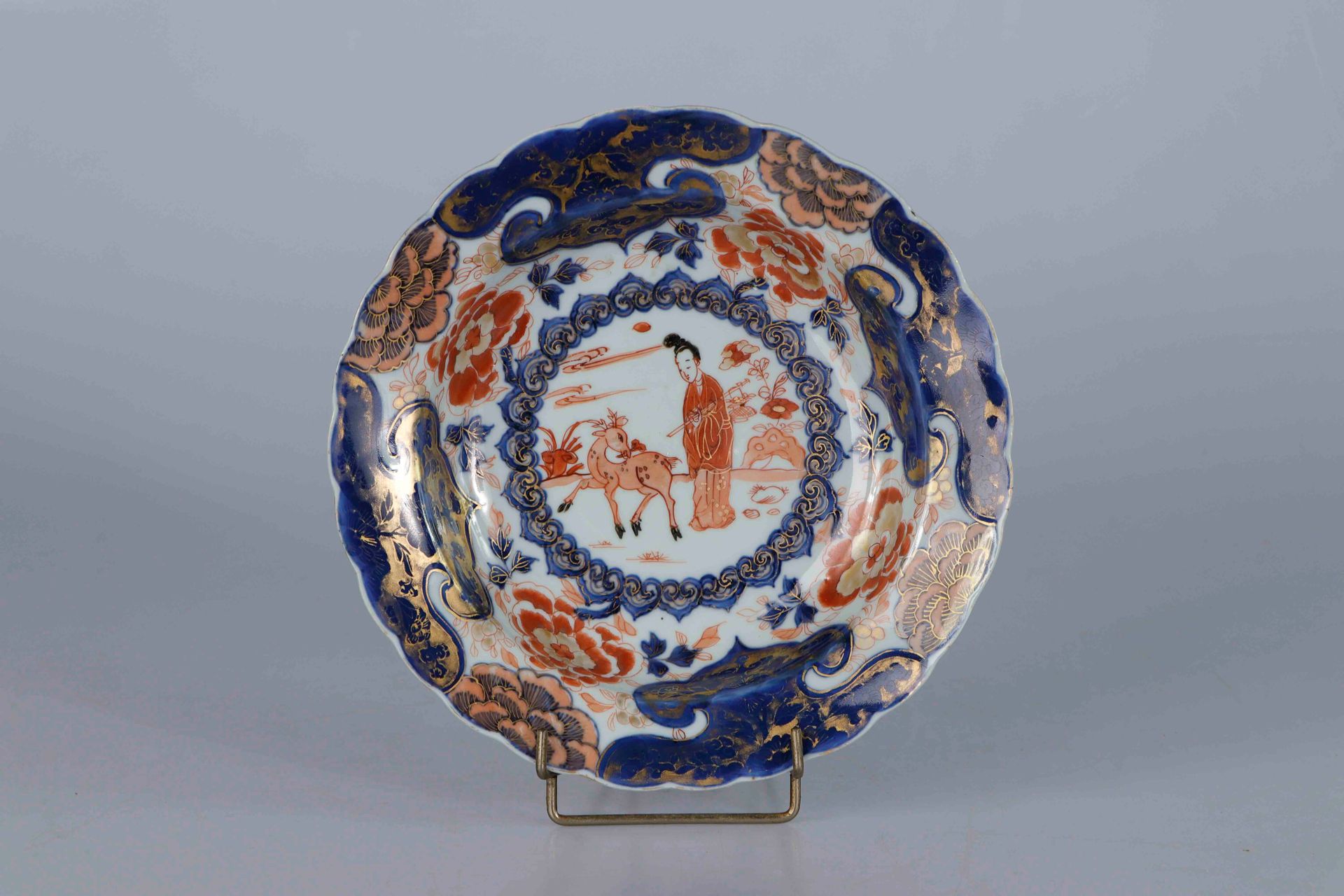 Null CHINA, Kangxi period. Soup plate with a poly-lobed rim, in Imari porcelain &hellip;