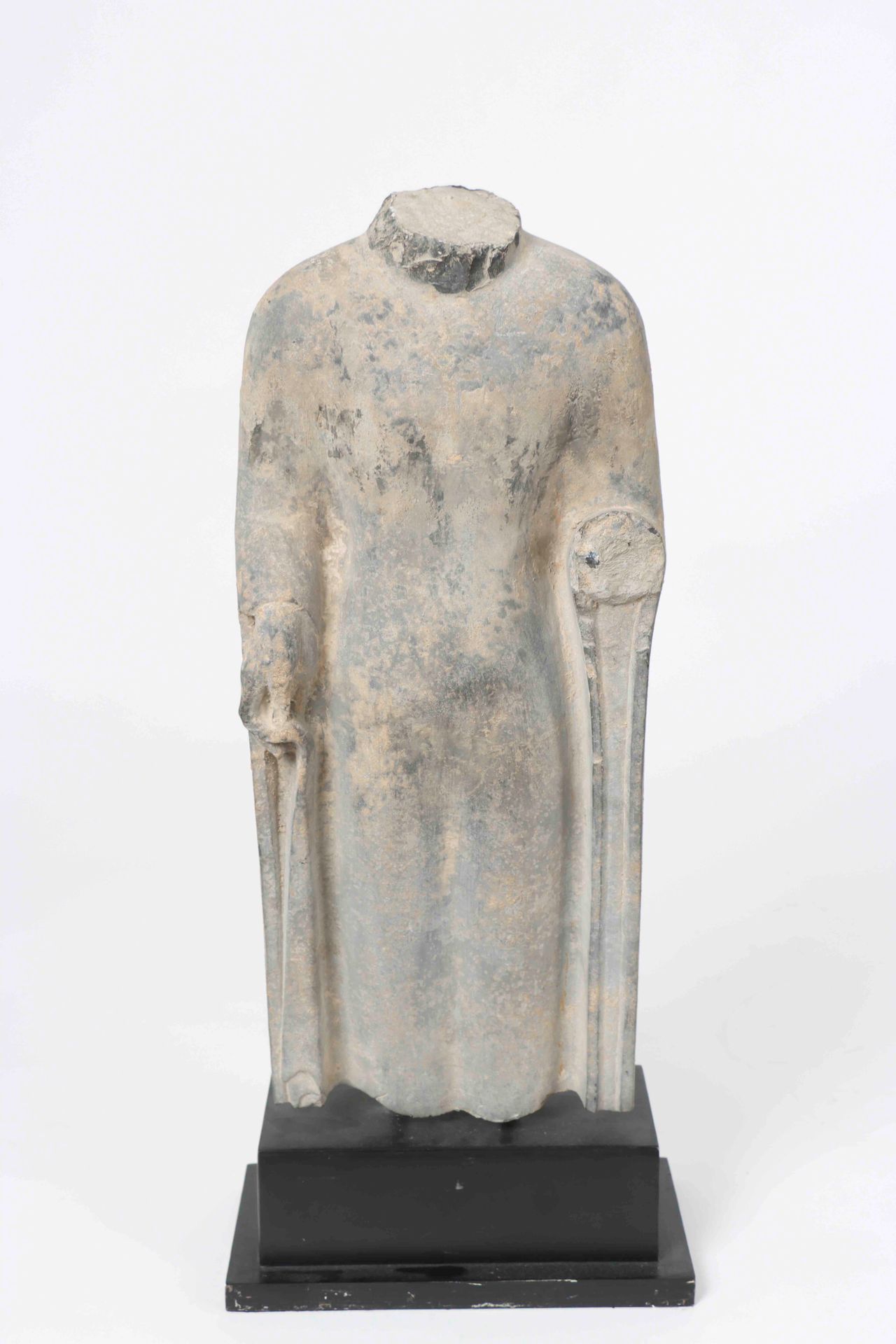 Null CHINE, Style Qi du Nord. Statue de Bouddha en grès, représenté debout, vêtu&hellip;