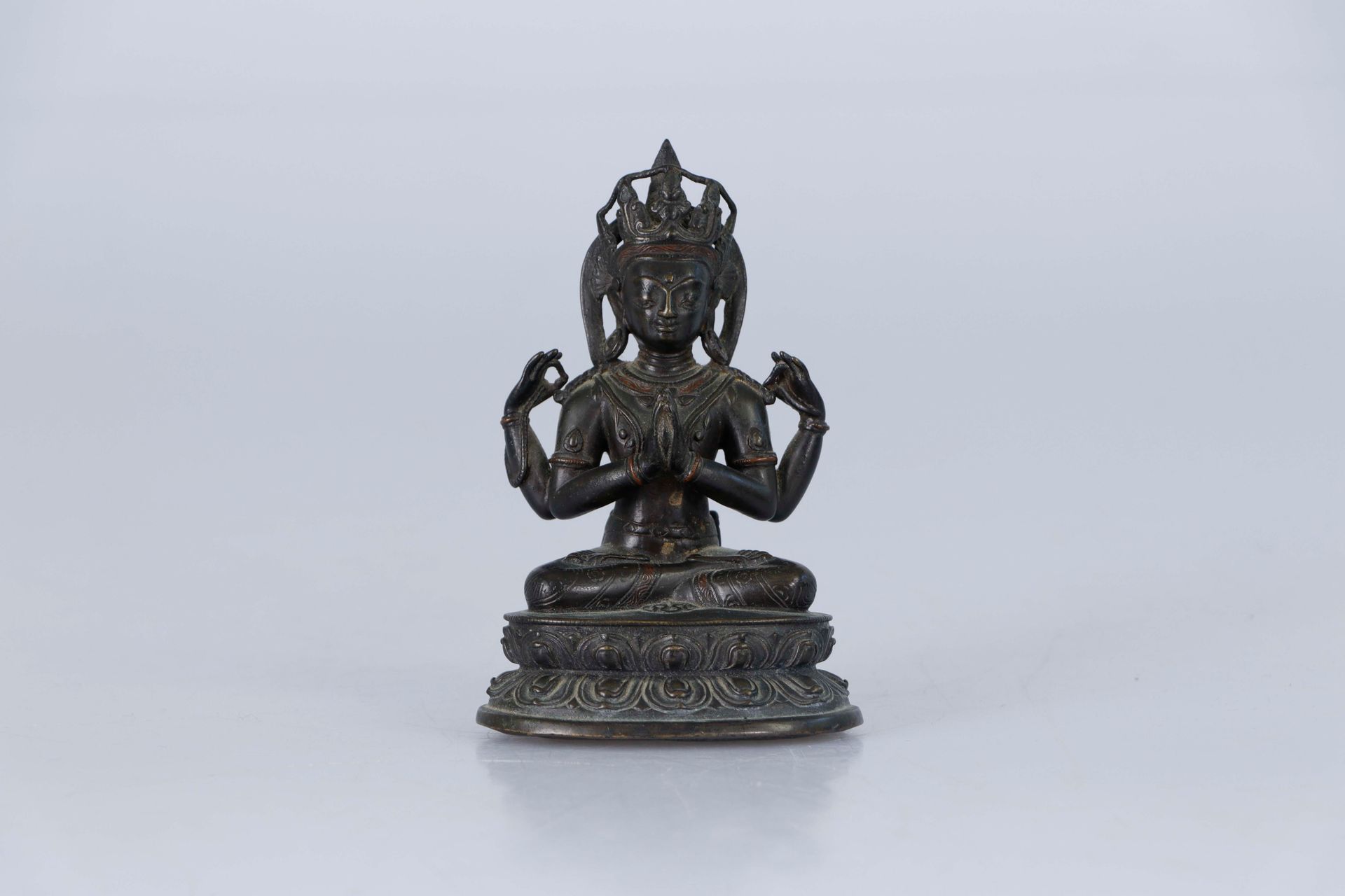 Null 泰贝特，13-14世纪。青铜和铜镶嵌的沙达克萨里-洛基什瓦拉的塑像。描绘的是坐在双莲座上的padmasana，主要的手放在胸前的Anjali-mudr&hellip;