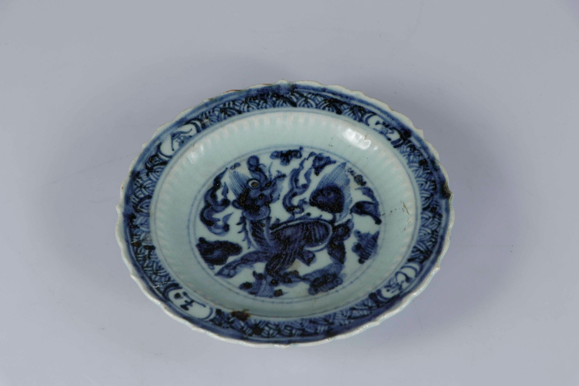 Null 中国，16世纪初。瓷盘以钴蓝装饰，中央有一个麒麟，边缘有裂纹。D : 20,5 cm