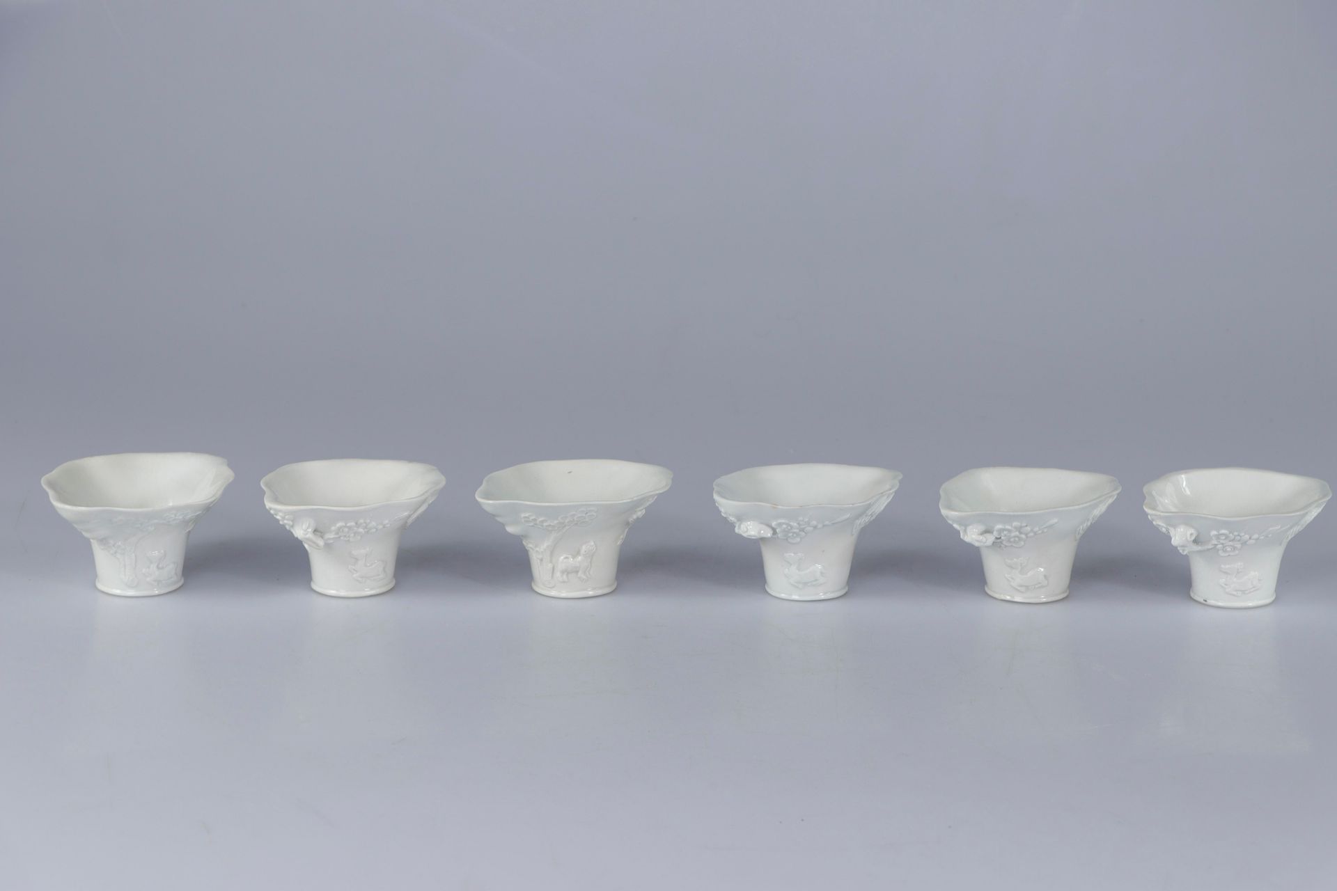 Null (6) CINA, periodo Kangxi. Set di sei coppe da libagione in porcellana Dehua&hellip;