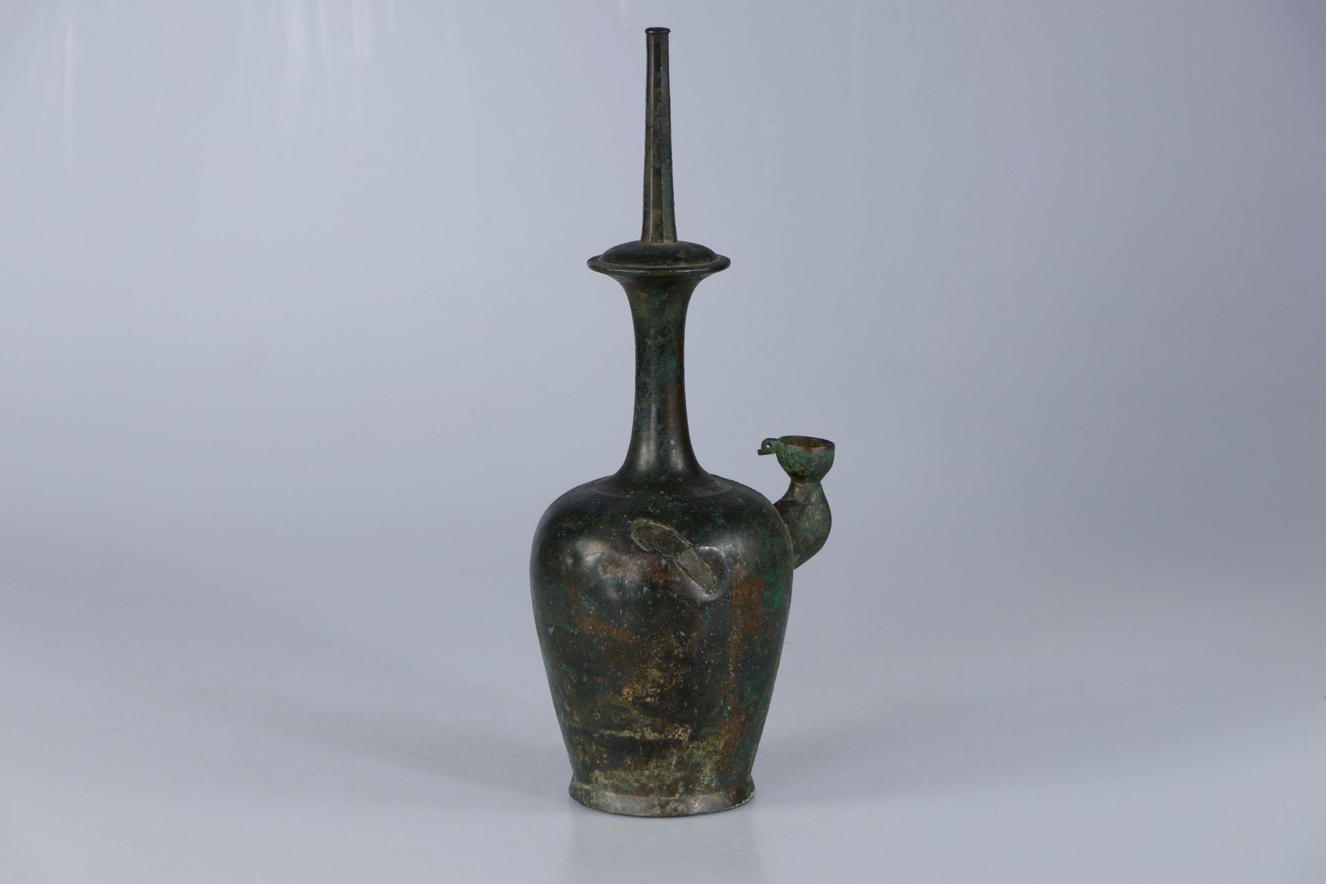 Null 中国或韩国，可能是17世纪或更早。一件铜质氧化处理的长嘴青铜祭祀用壶。高：41.5厘米（冲击，缺失部分）。