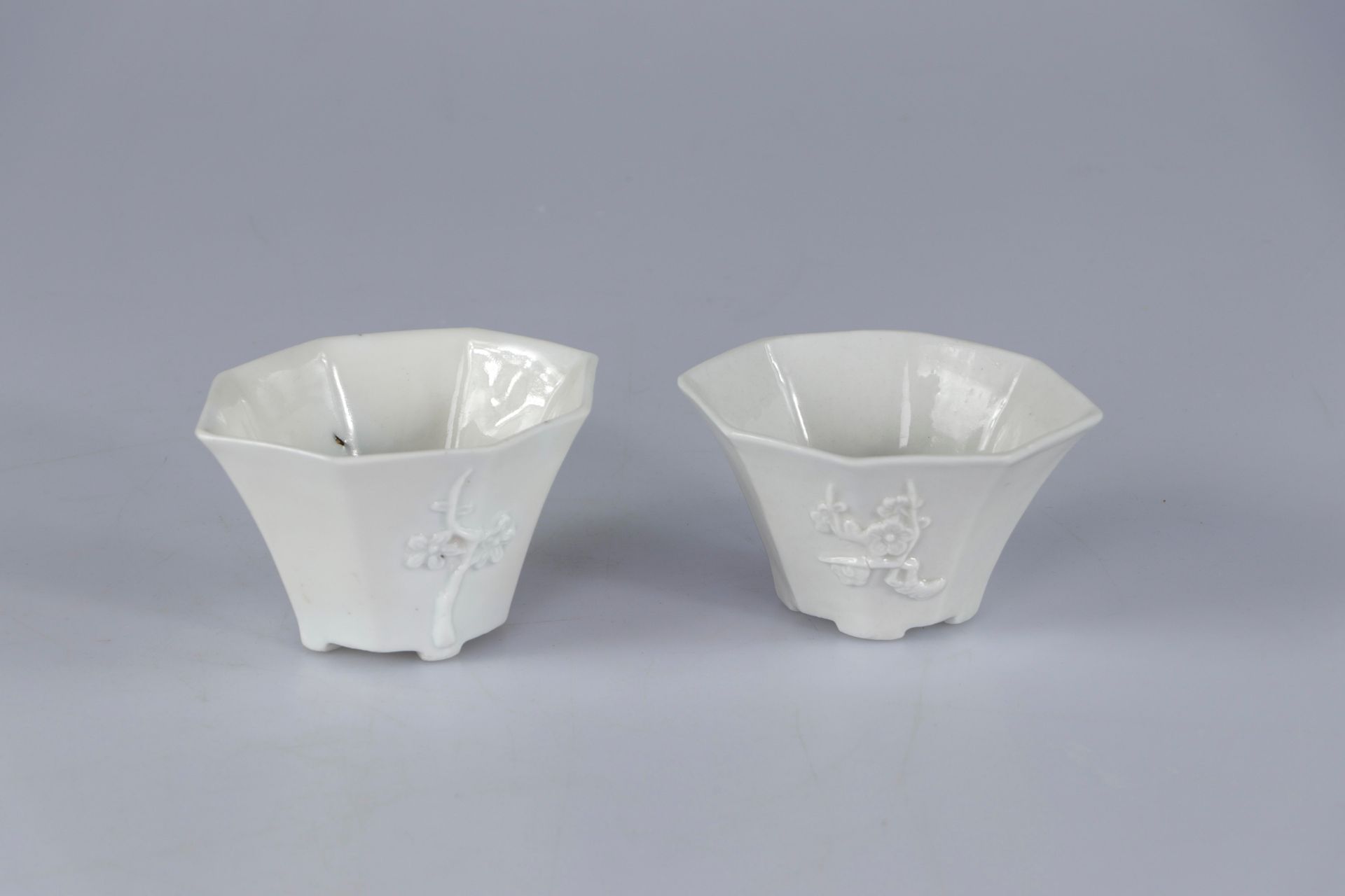 Null (2) CHINE, Époque Kangxi. Paire de coupes de lettrés en porcelaine Dehua. D&hellip;