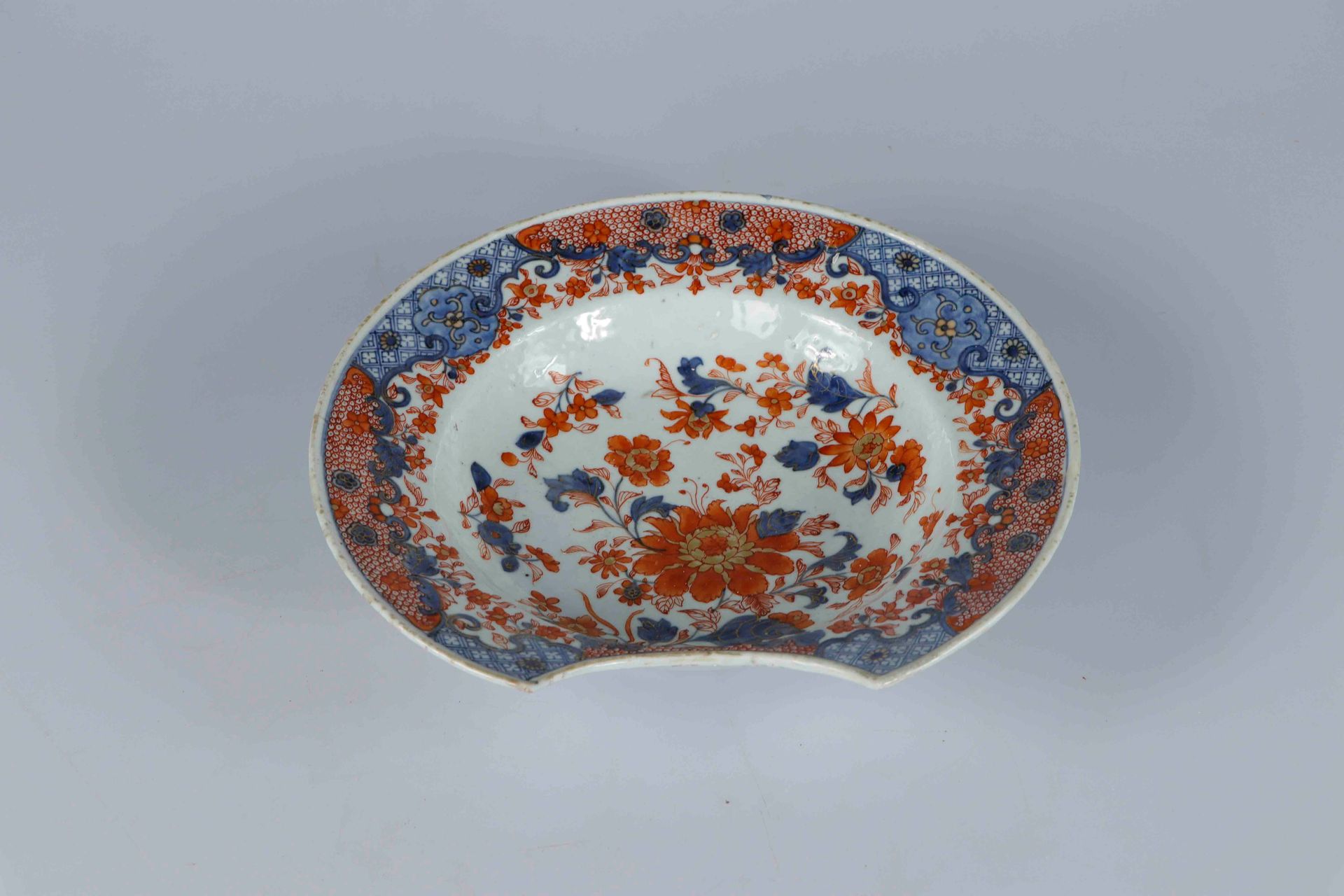 Null CHINA, siglo XVIII. Plato barba de porcelana con decoración Imari, el borde&hellip;