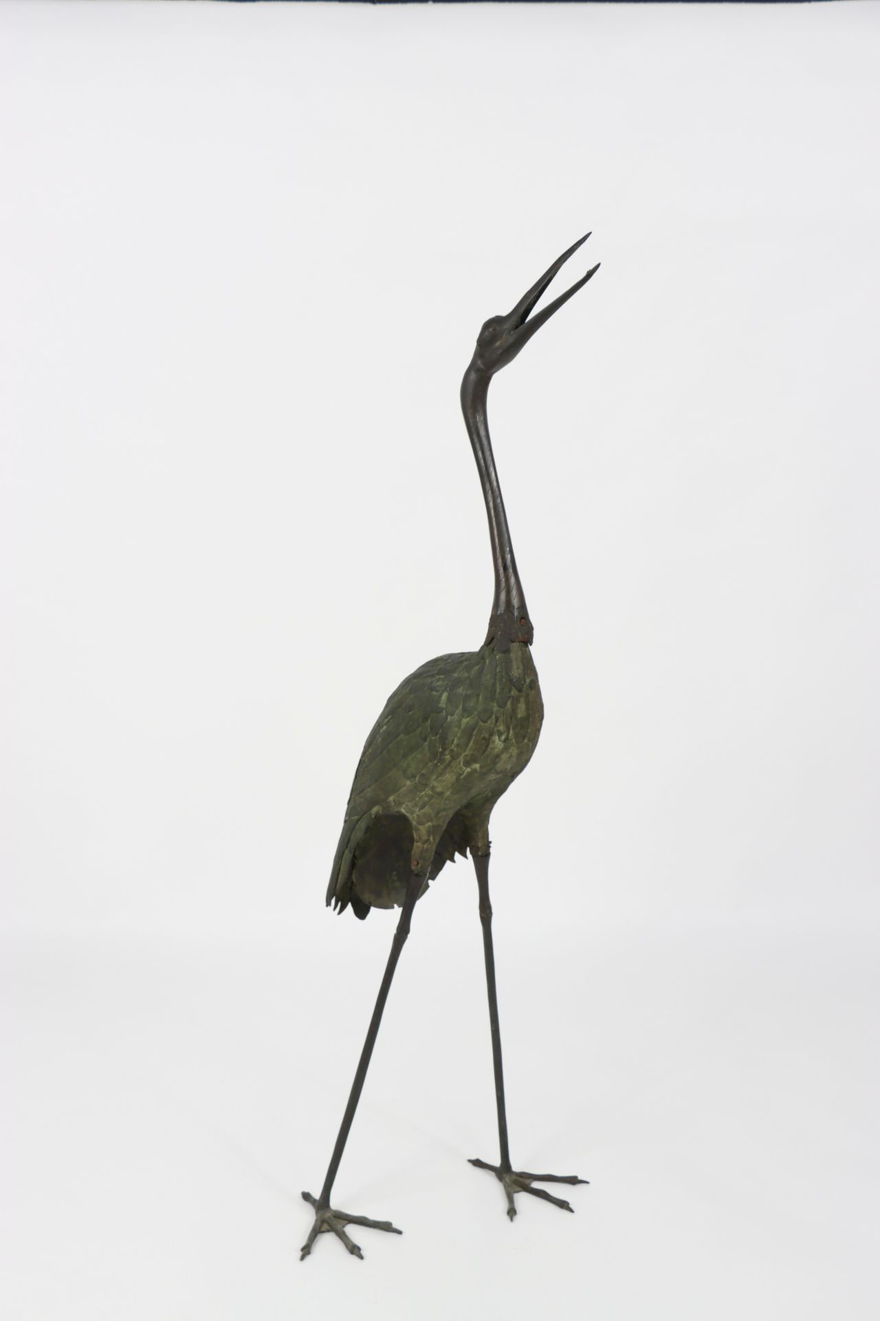 Null 中国，18世纪。一个罕见的、壮观的绿色铜质主题：一只张着嘴的站立的仙鹤。颈部底部有签名。高：141厘米（事故，缺失部分和修复）。