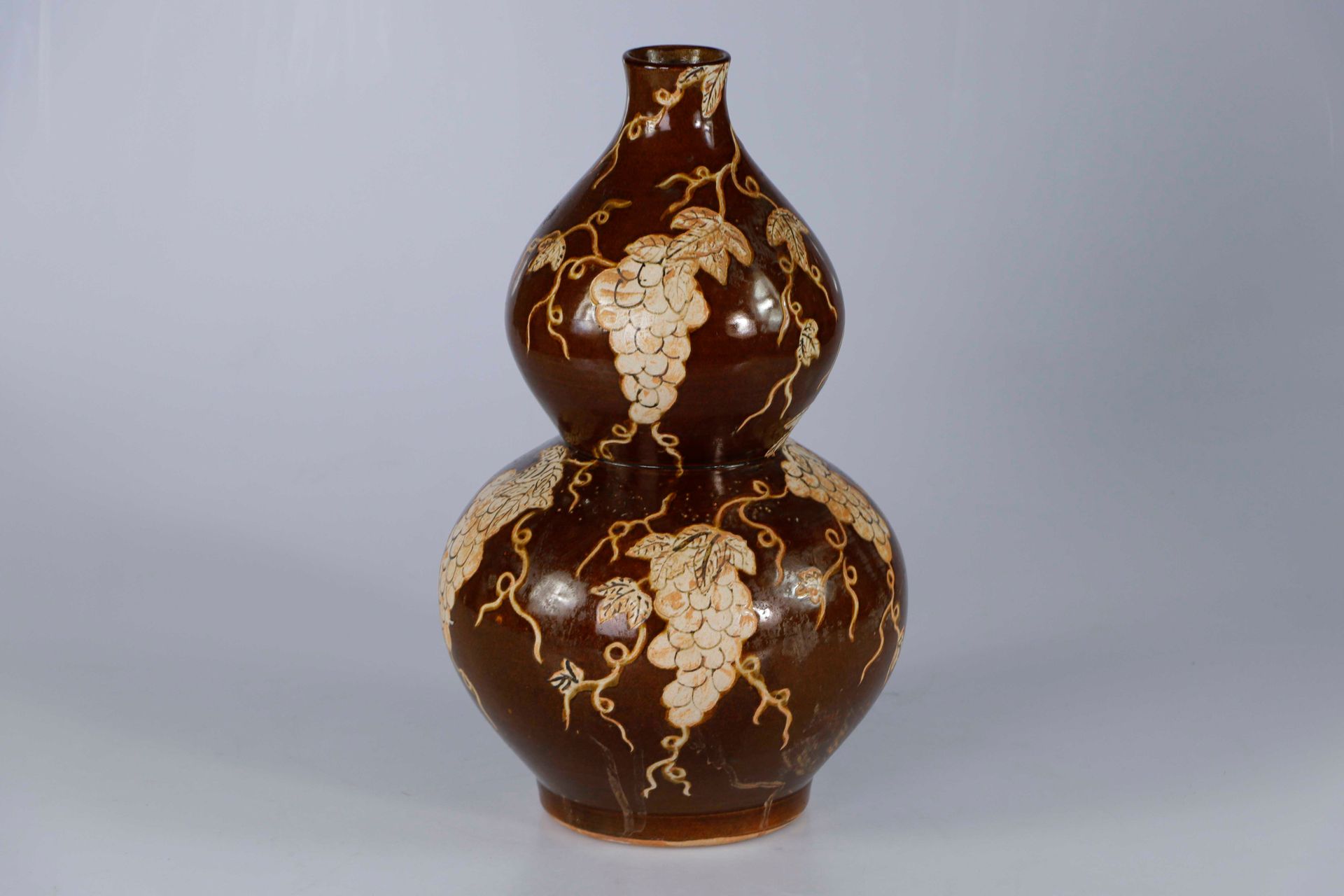 Null CHINE. Vase double gourde en grès porcelaineux émaillé brun à décor de pamp&hellip;