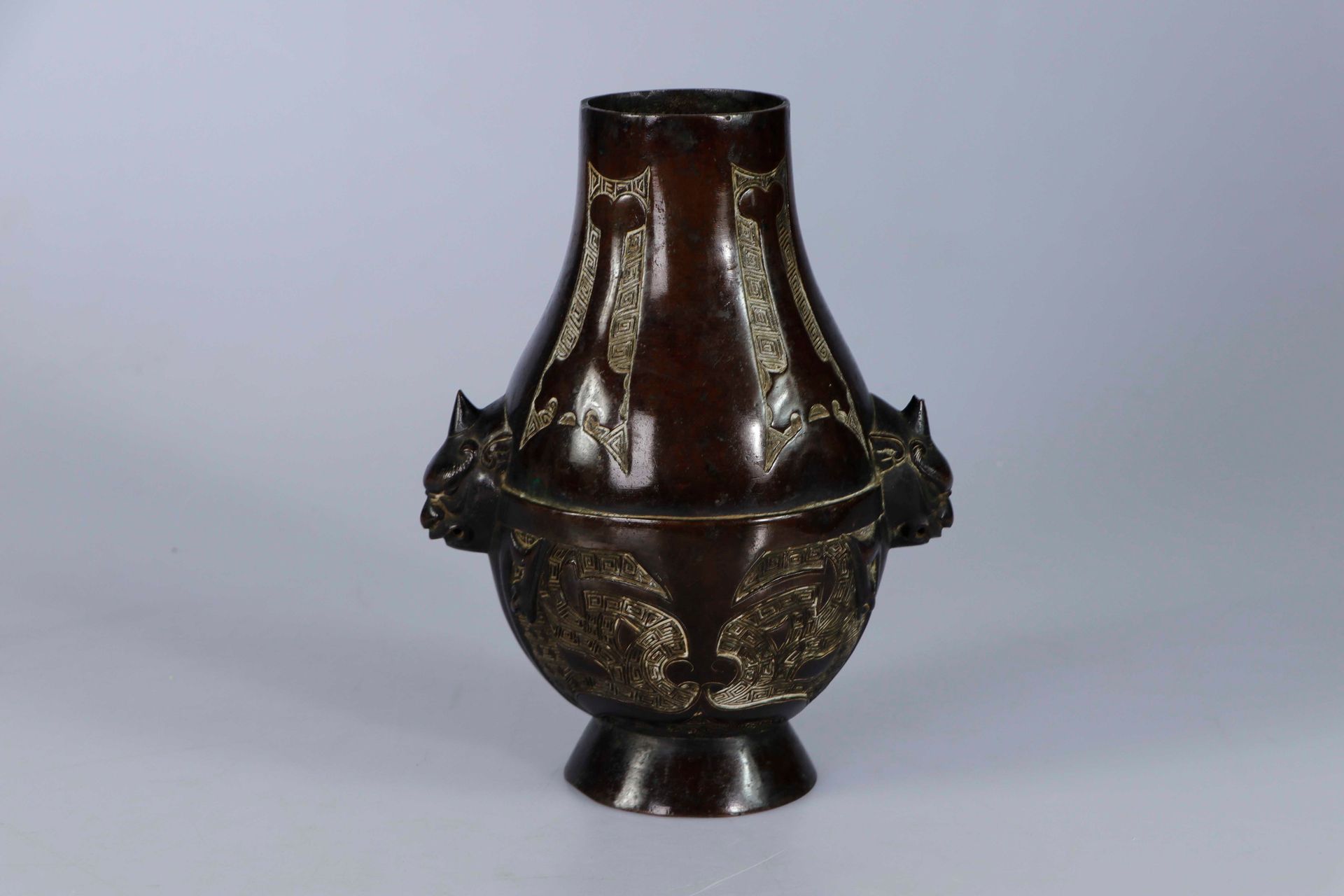 Null 中国，约1900年。青铜花瓶，梨形瓶身，饰以古风，两侧有两个放大的把手。高：23厘米（有些磨损和小凸起）