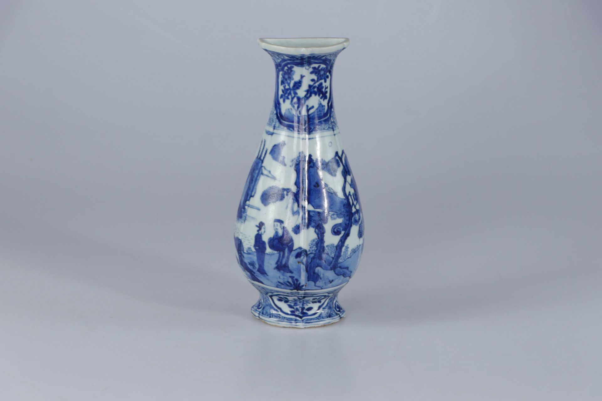 Null CHINA, Wanli period. Porcelain wall vase. Mounted on a foot, with a pear-sh&hellip;
