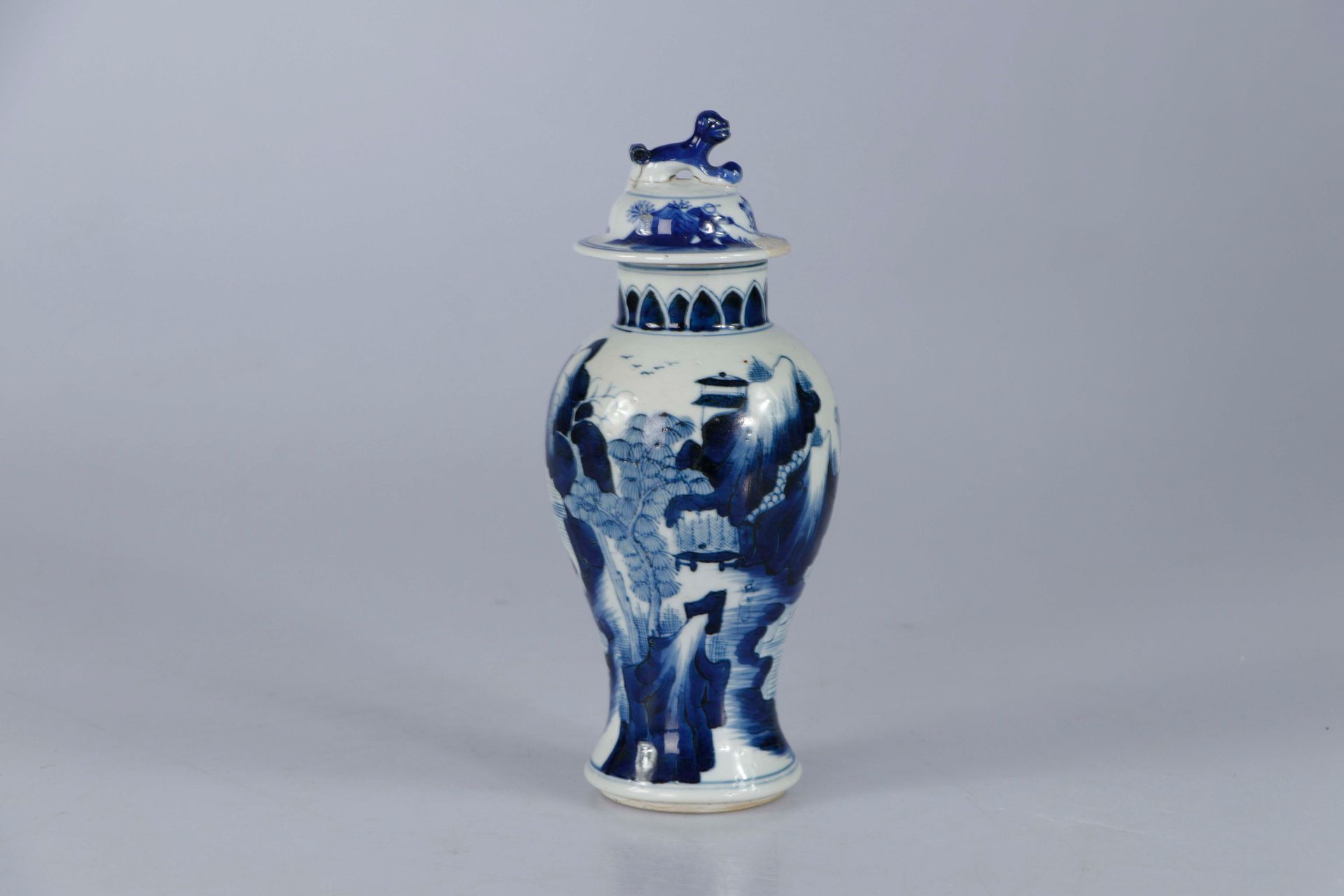 Null CHINA, periodo Kangxi. Jarrón cubierto de porcelana con base arqueada y hom&hellip;