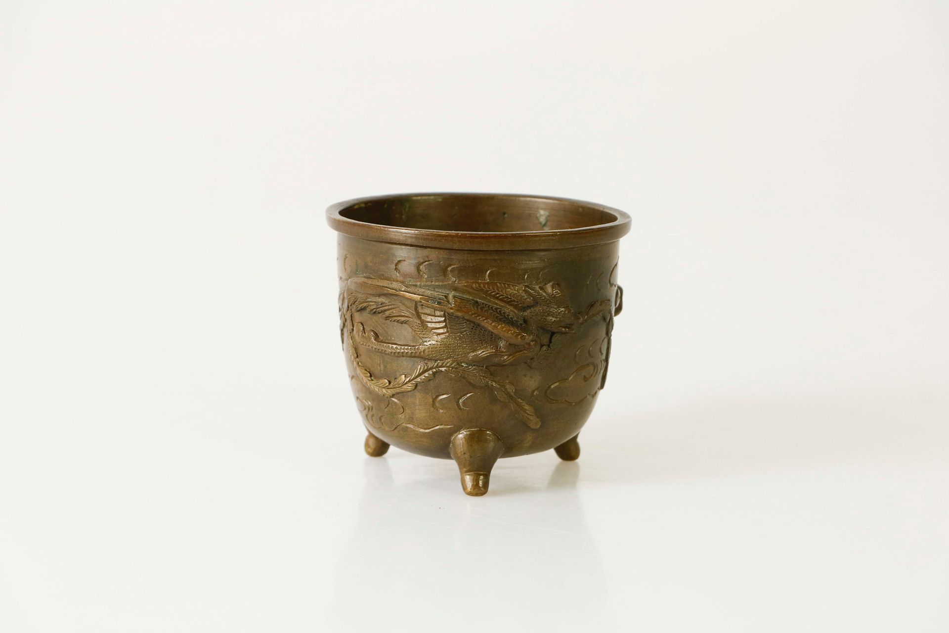 Null JAPON, XIXe siècle. Petit brûle-parfum de forme circulaire tripode en bronz&hellip;