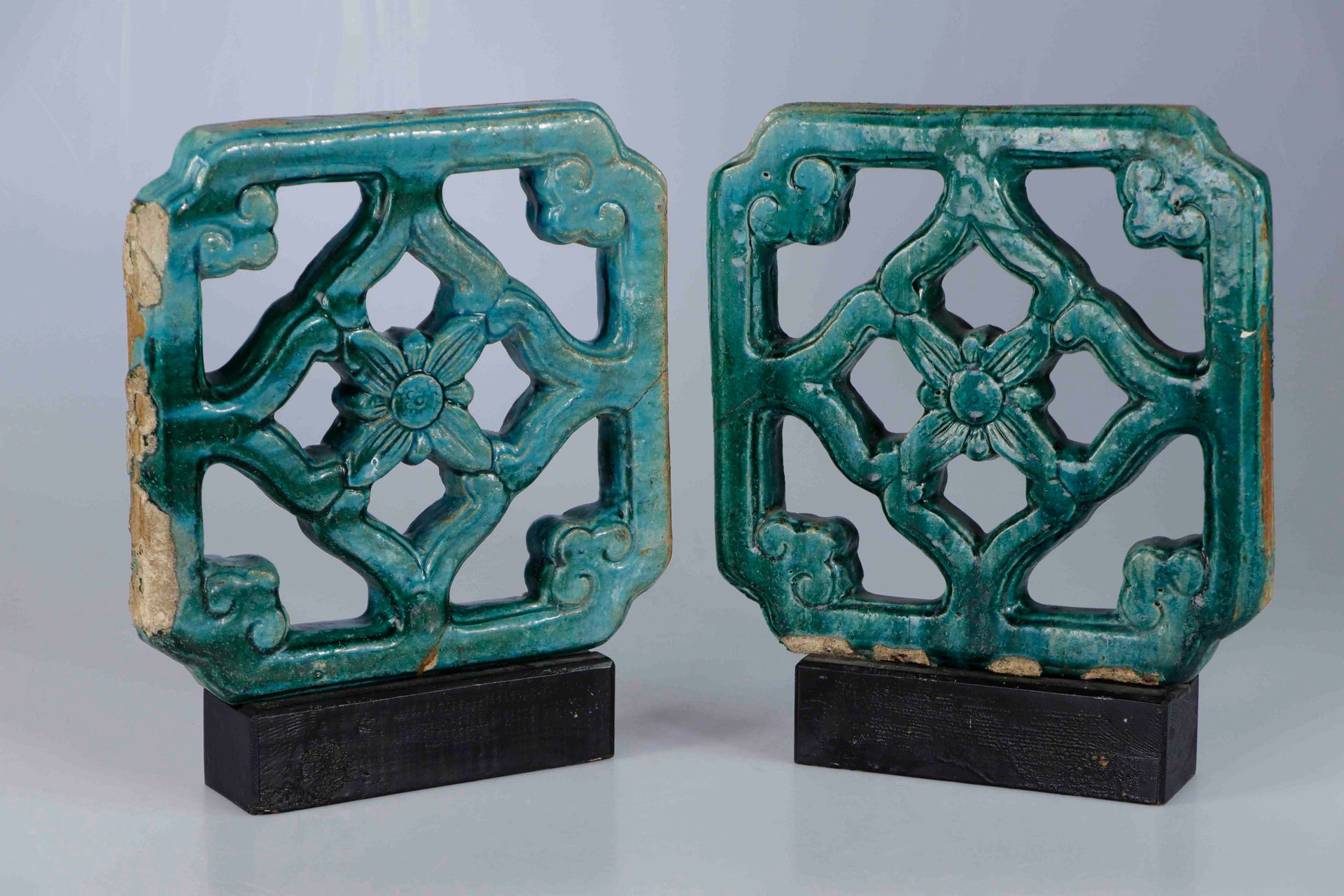 Null (2) CHINA, Ming-Stil. Zwei Claustras aus grün glasiertem Steinzeug. Auf Soc&hellip;