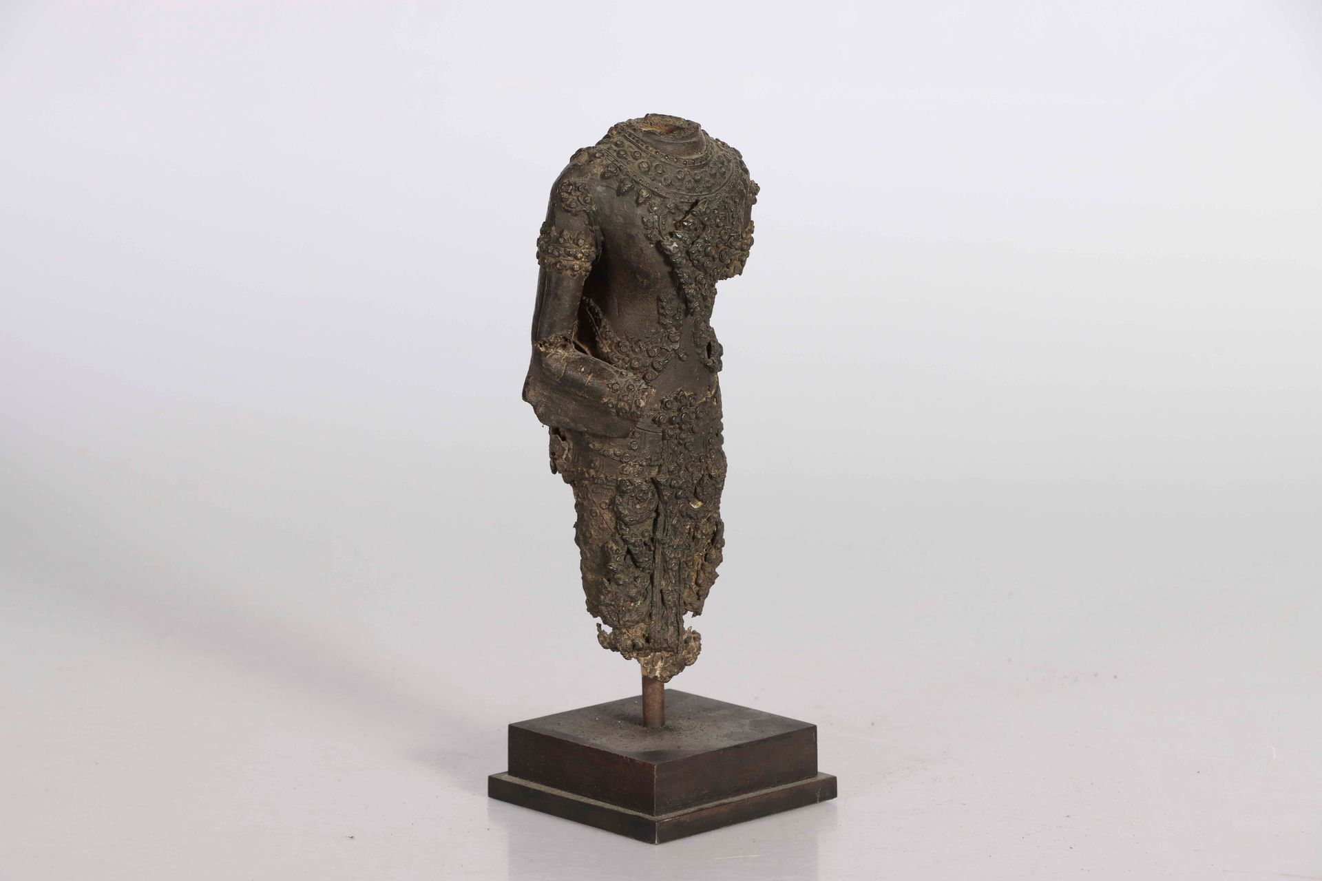 Null INDONESIA, Giava centrale, X-XI secolo. Statua in bronzo di una divinità st&hellip;