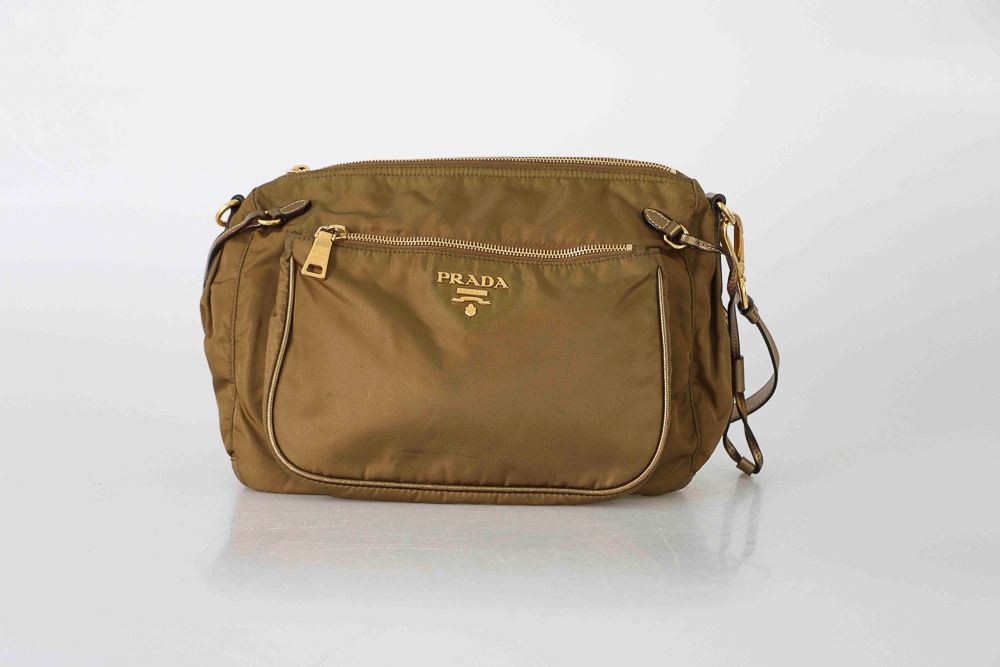 Null PRADA. Bolso de lona caqui. Cierre de cremallera. Bandolera ajustable y ext&hellip;