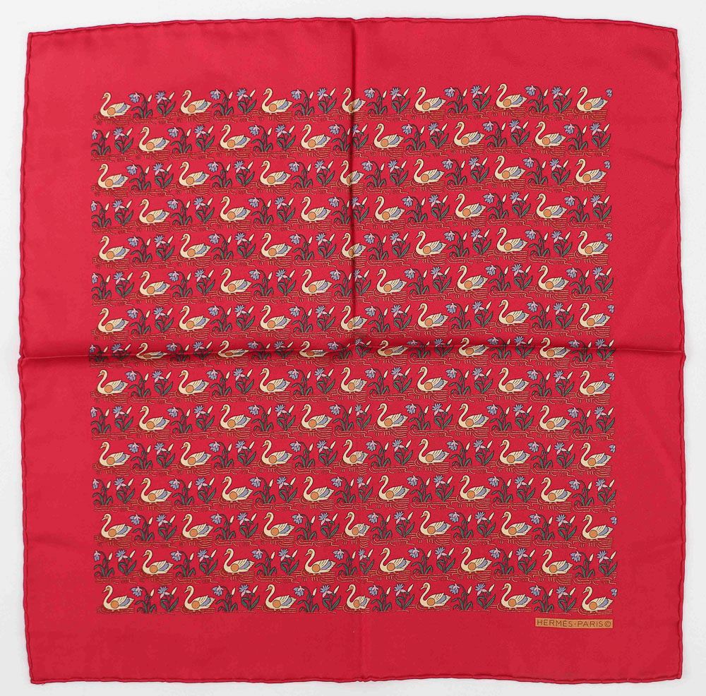 Null HERMES. Gavroche in printed silk with swans on a red background