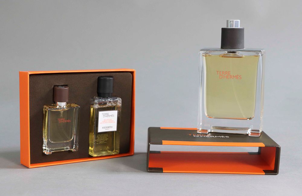 Null HERMES。Terre d'Hermes.套装包括一个100毫升的香水喷雾和一个装有香水喷雾和沐浴露的盒子