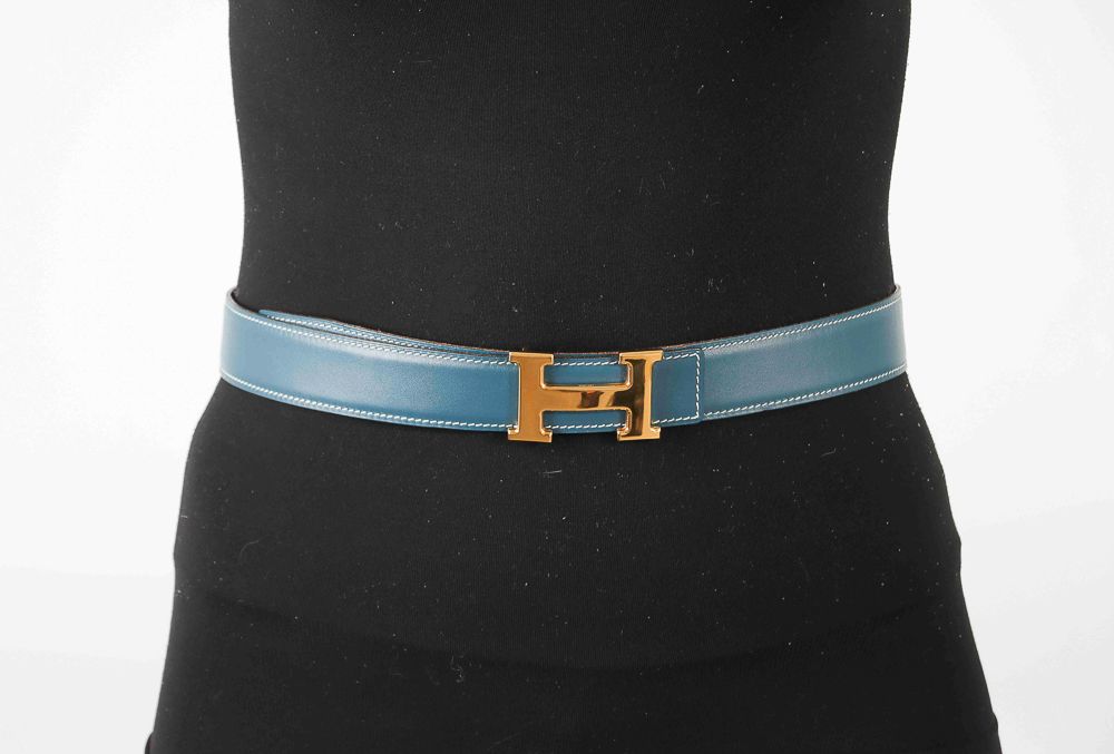 Null HERMES. Ceinture en cuir bicolore et réversible bleu en deux teintes. Boucl&hellip;