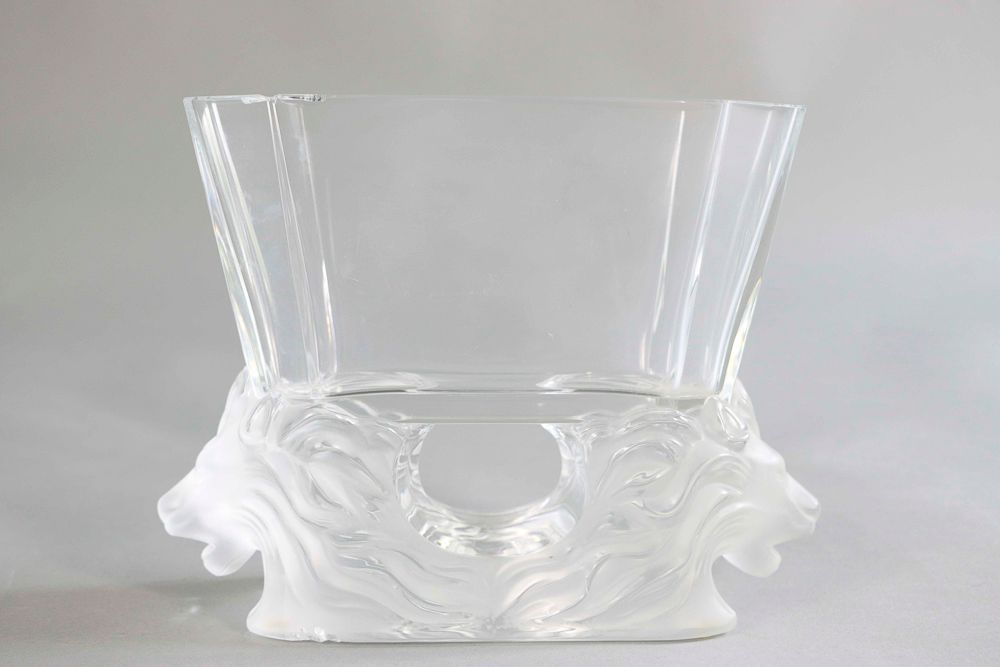 Null 法国LALIQUE公司。一个 "威尼斯 "水晶花瓶或长方形碗，侧面有切割。底部有两个狮子头的装饰。缺口。高：16；宽：21厘米