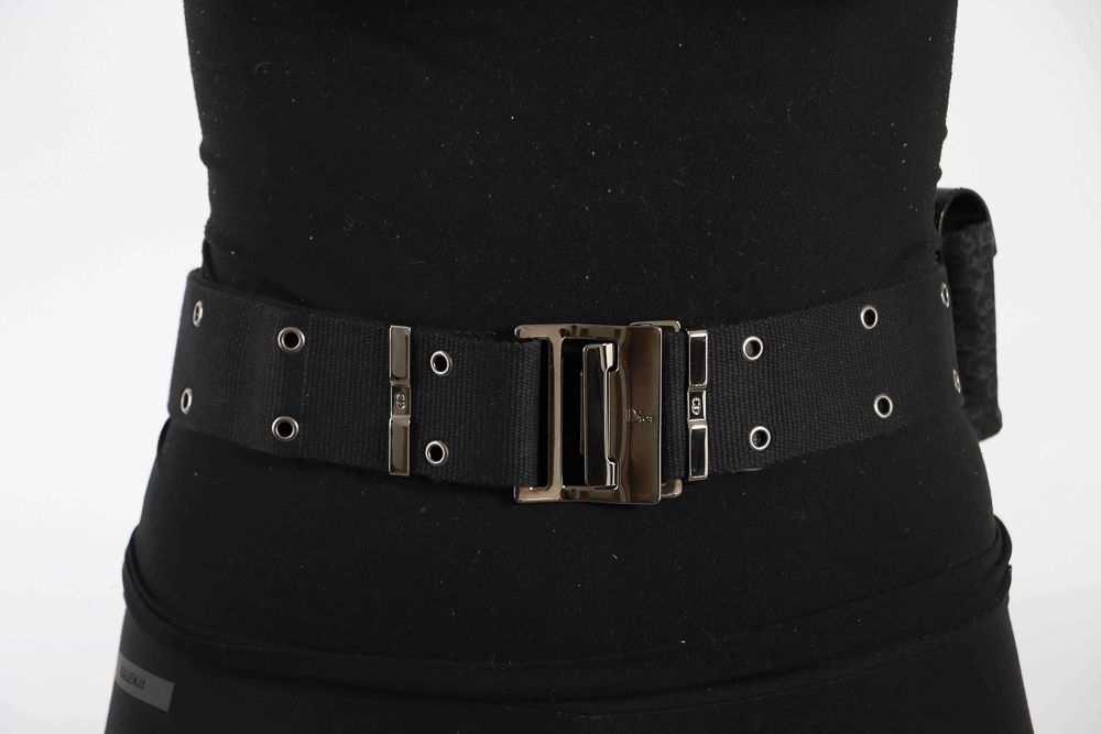 Null Christian DIOR. Ceinture en toile noire et métal argenté avec trois pochett&hellip;