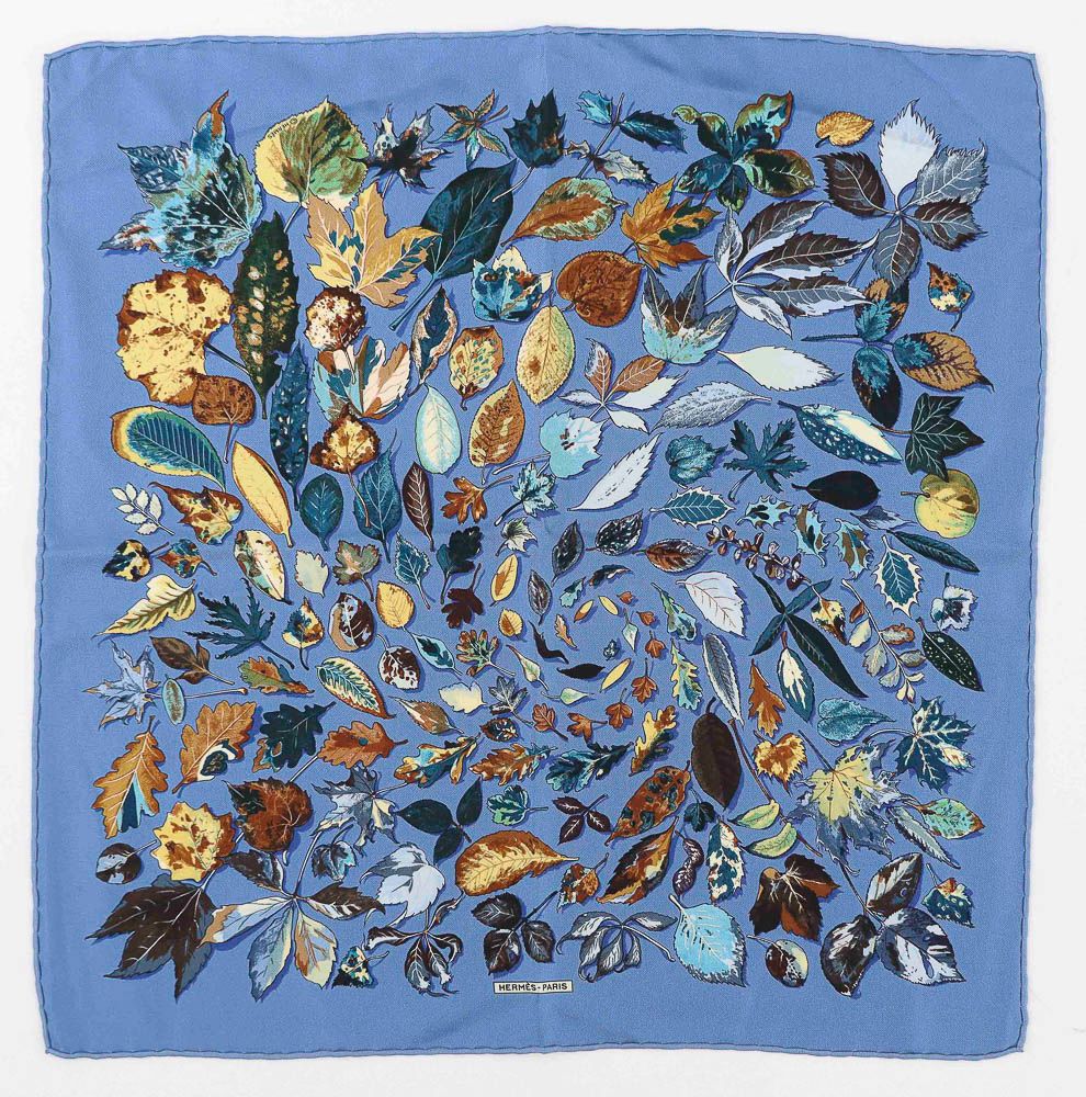 Null HERMES. Gavroche in printed silk with autumn leaves on a blue background