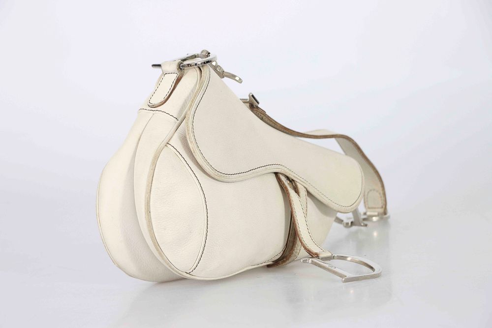 Null DIOR. Bag "Selle" in off-white leather. Silver metal jewelry. Flap closure.