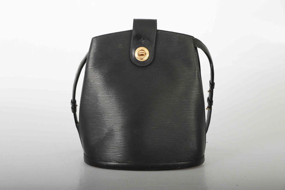 Null Louis VUITTON. Cluny"-Tasche aus schwarzem Fischgrätenleder mit Verschlussl&hellip;