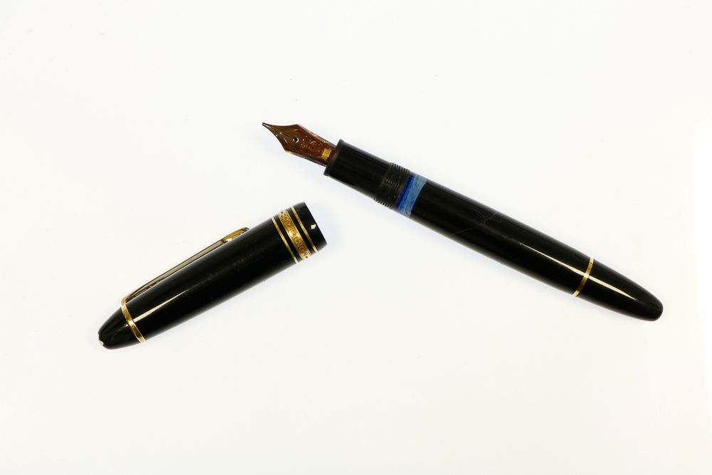 Null MONTBLANC - "Meisterstück" fountain pen - Black resin barrel and gold plate&hellip;