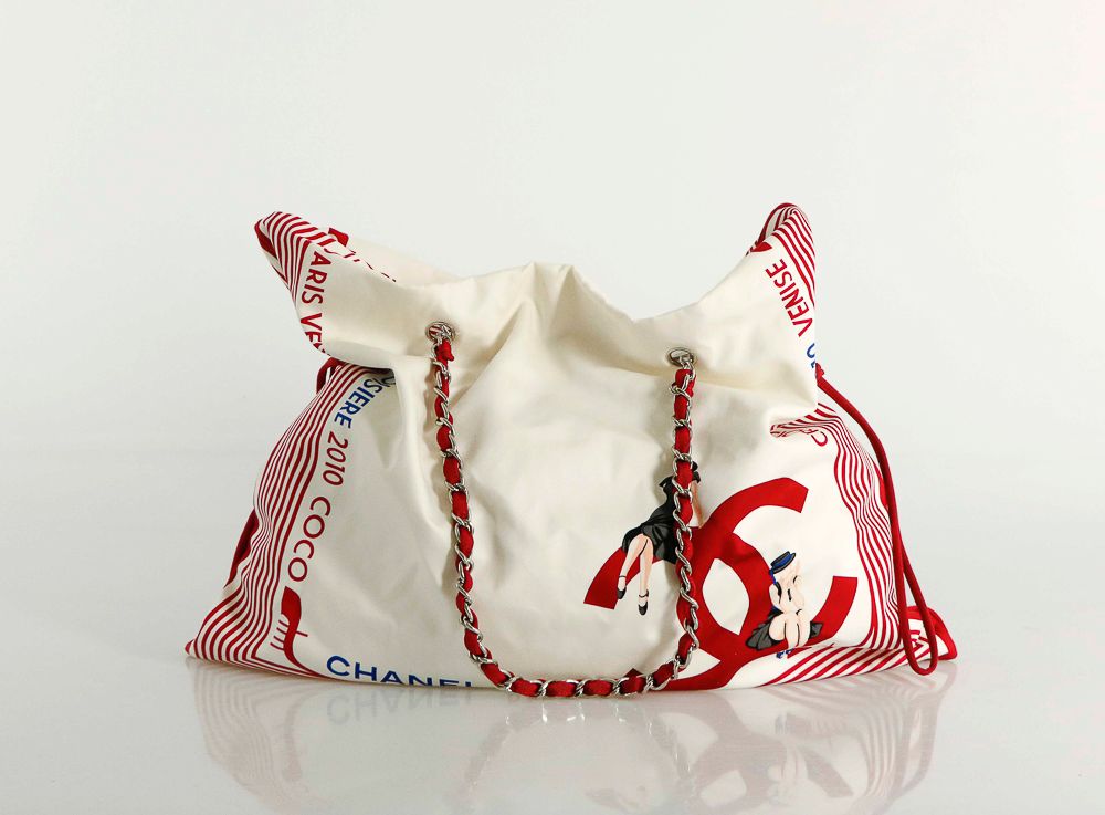 Null CHANEL - Collection croisière 2010 - Grand sac en toile multicolore figuran&hellip;