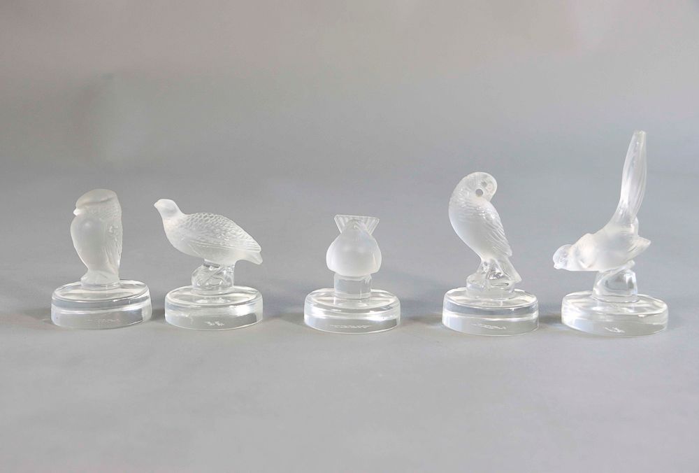 Null LALIQUE.一套5个菜单架，以磨砂模制水晶中的鸟为特色。底座下有Lalique France的签名。芯片和碎片