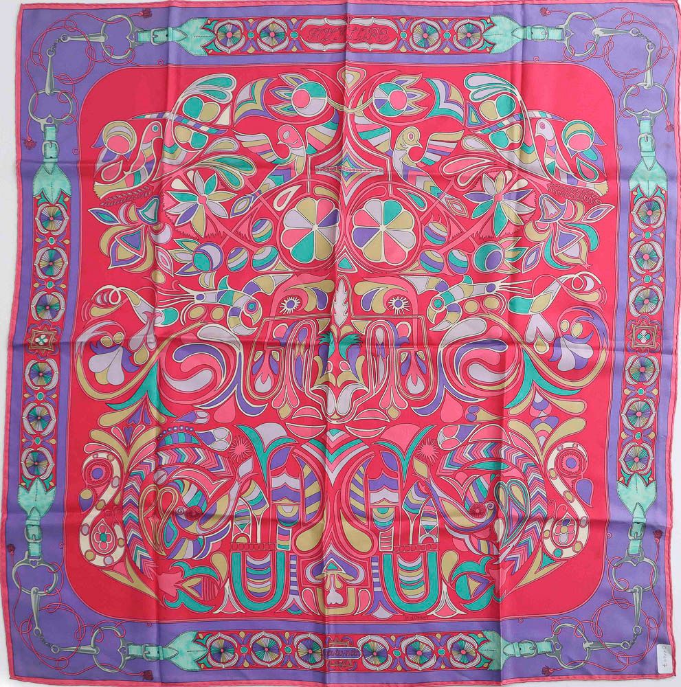 Null 爱马仕。题为 "民间传说 "的印刷丝绸方块，署名为Henri d'Origny。粉红色和淡紫色的边框