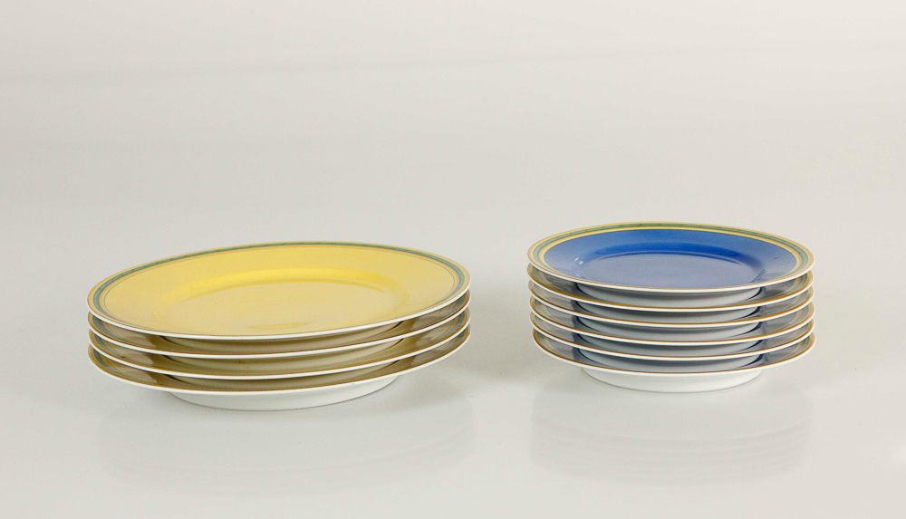 Null HERMES - "Toucans "系列盘子，利摩日瓷器，多色装饰，包括6个蓝底小盘子和4个黄底甜点盘子 - 尺寸：16和21.5厘米 - 缝隙