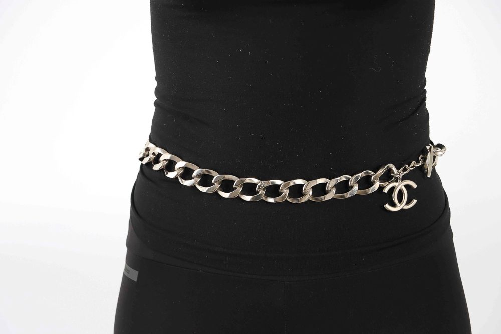 Null CHANEL - Circa 2010 - Ceinture sautoir chaîne en métal argenté - L : 79 cm