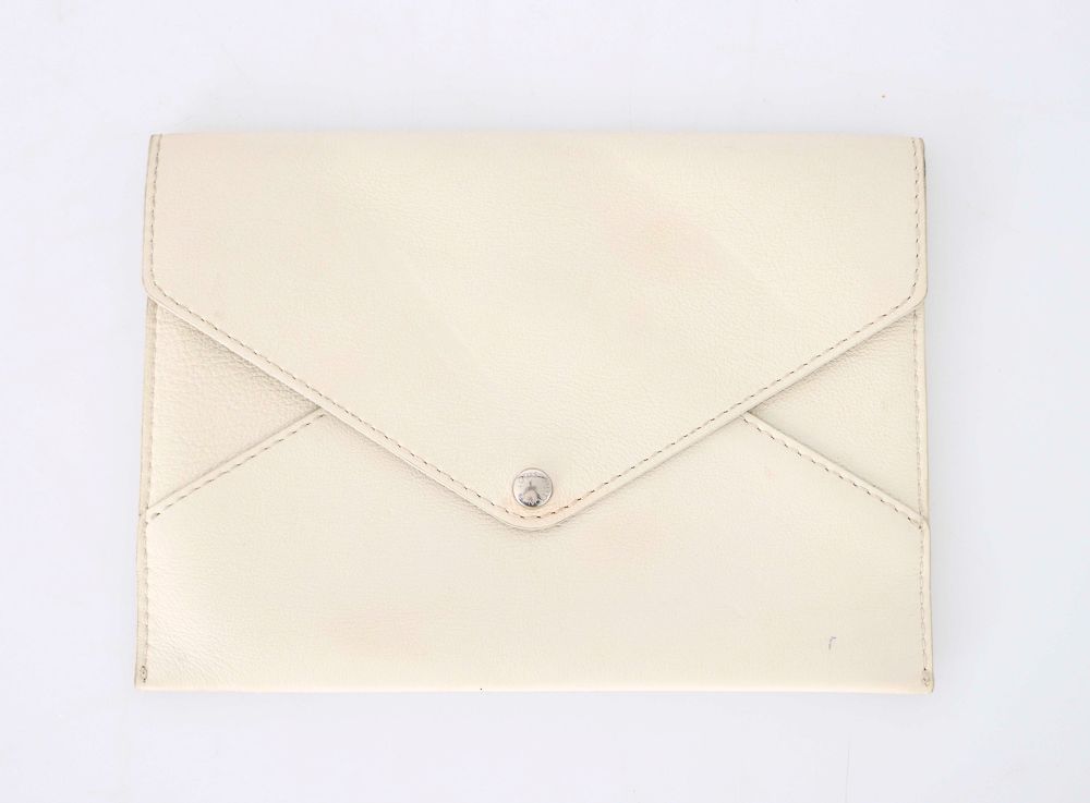 Null Louis VUITTON. Green leather envelope pouch. 14,5 x 20 cm