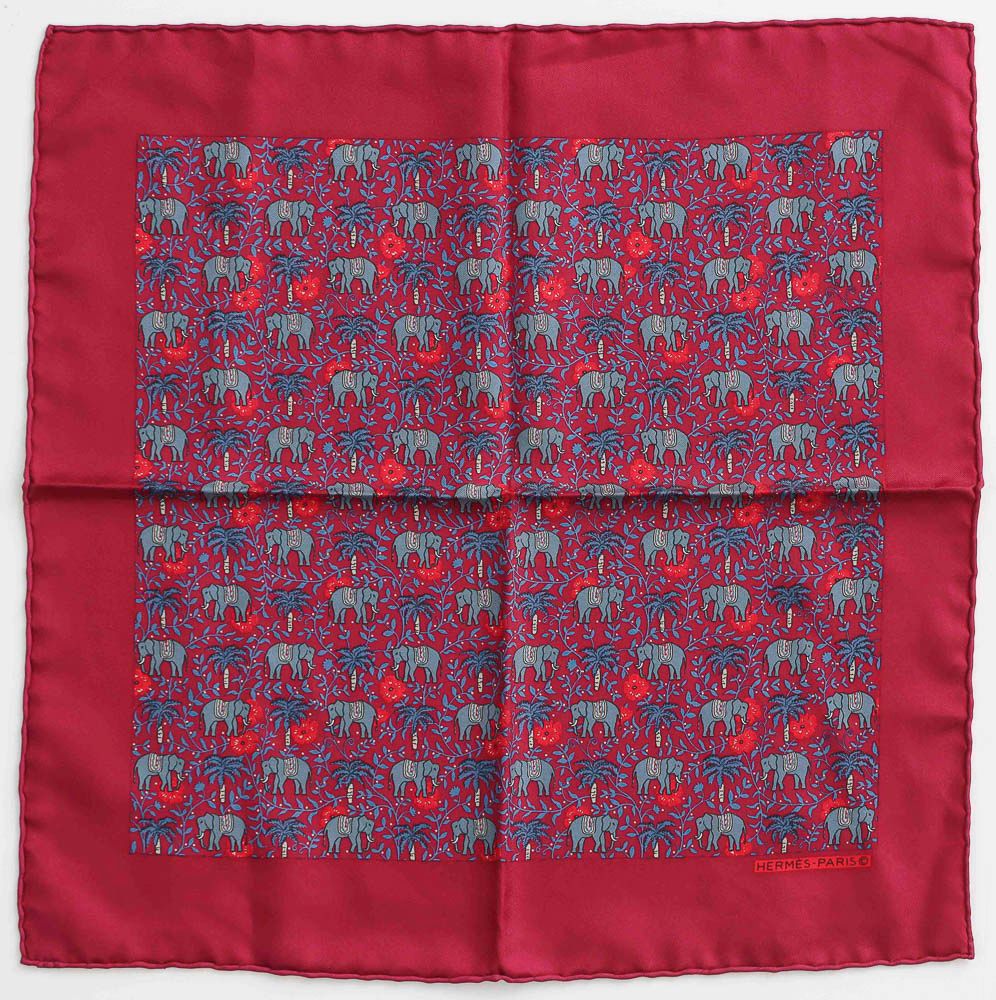 Null HERMES. Gavroche in printed silk with elephant motifs. Wine-colored border