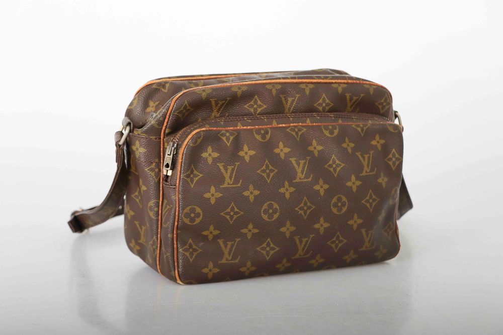 Null Louis VUITTON. Nile" bag in Monogram canvas and natural leather piping. Dou&hellip;