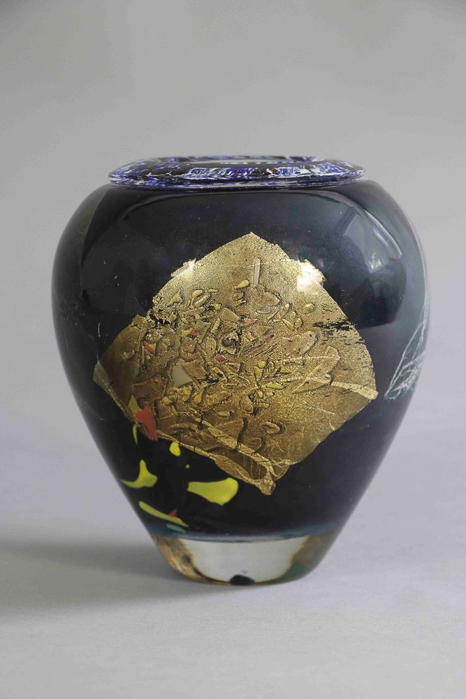 Null Jean-Claude NOVARO (1943-2015) 花瓶。2000.吹制的玻璃，包含了金属氧化物和金片。下面有签名和日期。 高：17厘米