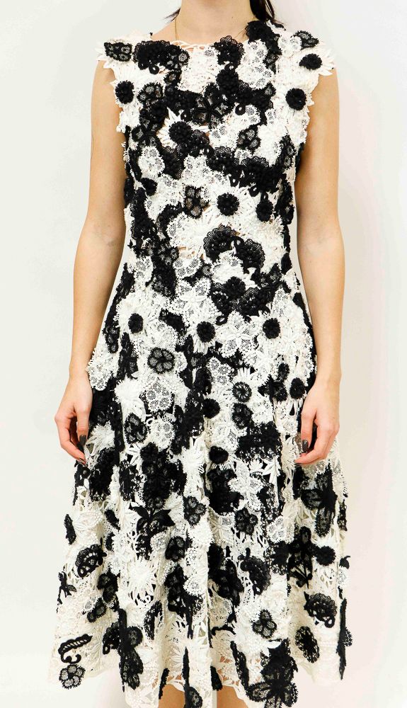 Null 弗朗克-索尔比耶美丽的鸡尾酒裙，黑色和白色的花朵钩织图案。T 36