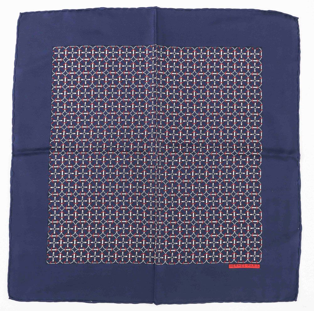 Null HERMES. Printed silk gavroche with hardware decoration on a navy background