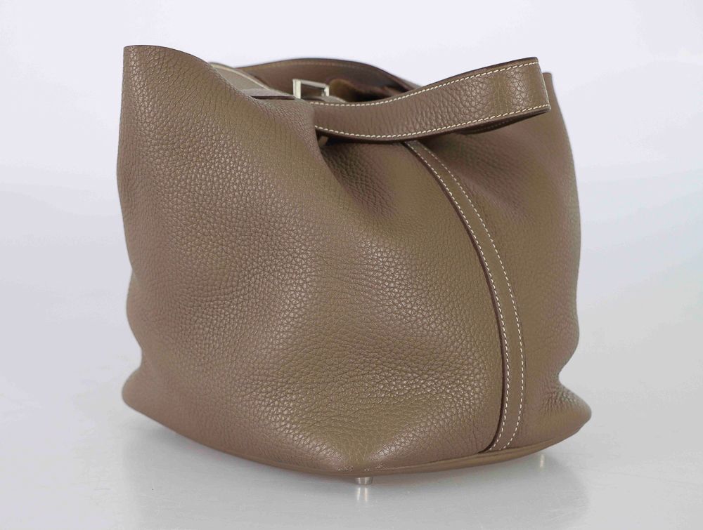 Null HERMES Paris made in France. Sac “Picotin” en taurillon Clémence taupe et s&hellip;