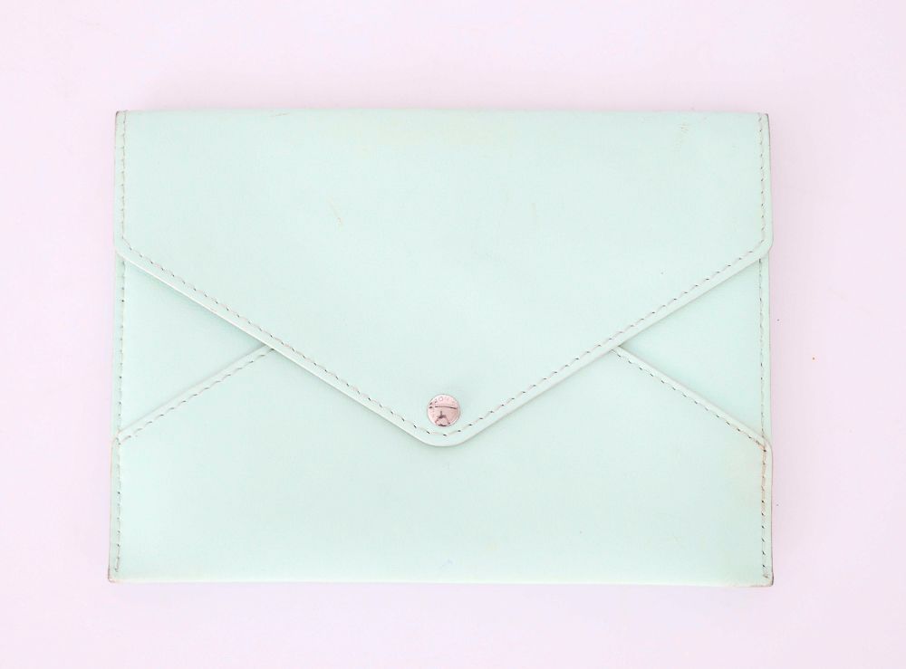 Null Louis VUITTON. Off-white leather envelope pocket. 14,5 x 20 cm